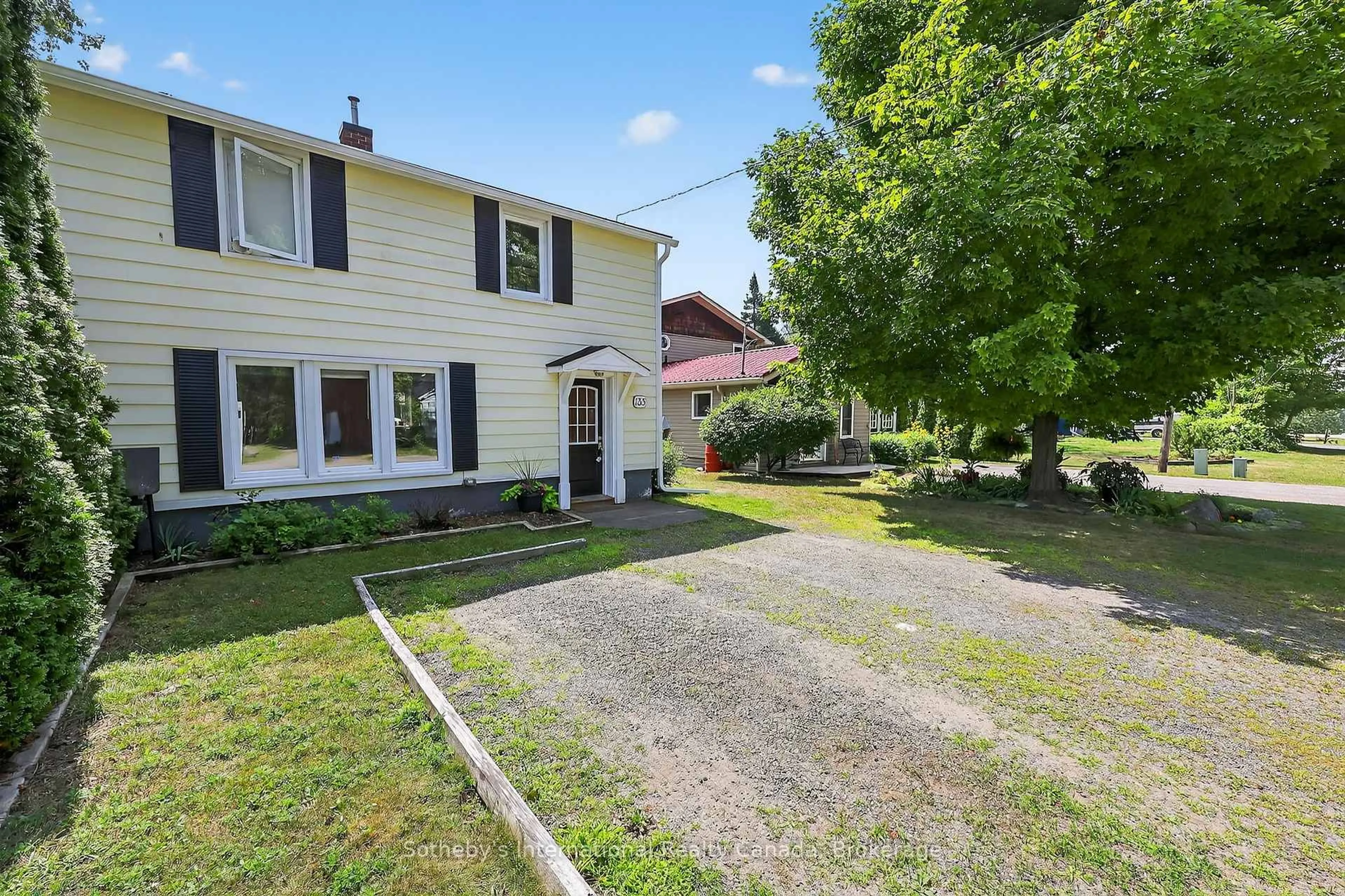 A pic from outside/outdoor area/front of a property/back of a property/a pic from drone, street for 135 Fraser St, Gravenhurst Ontario P1P 1C9