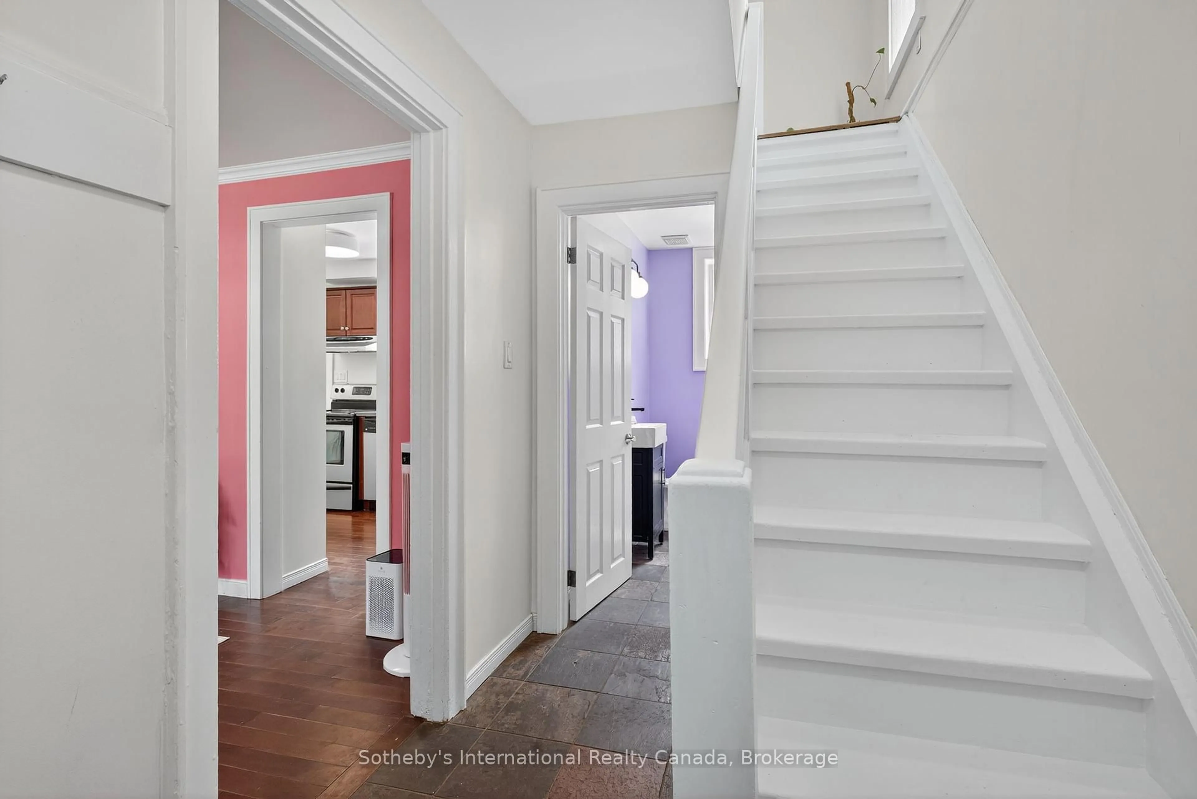 Indoor entryway for 135 Fraser St, Gravenhurst Ontario P1P 1C9