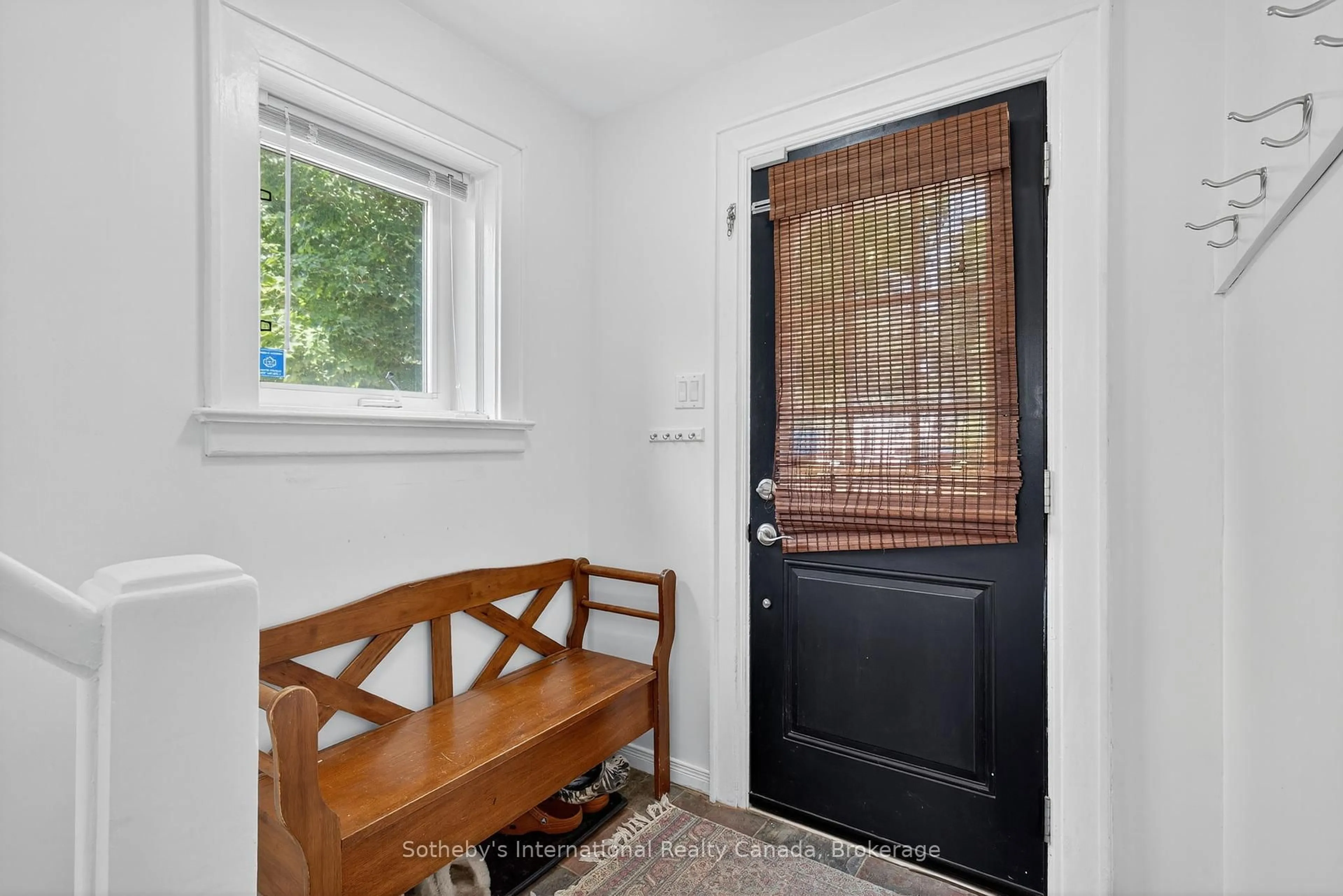Indoor entryway for 135 Fraser St, Gravenhurst Ontario P1P 1C9