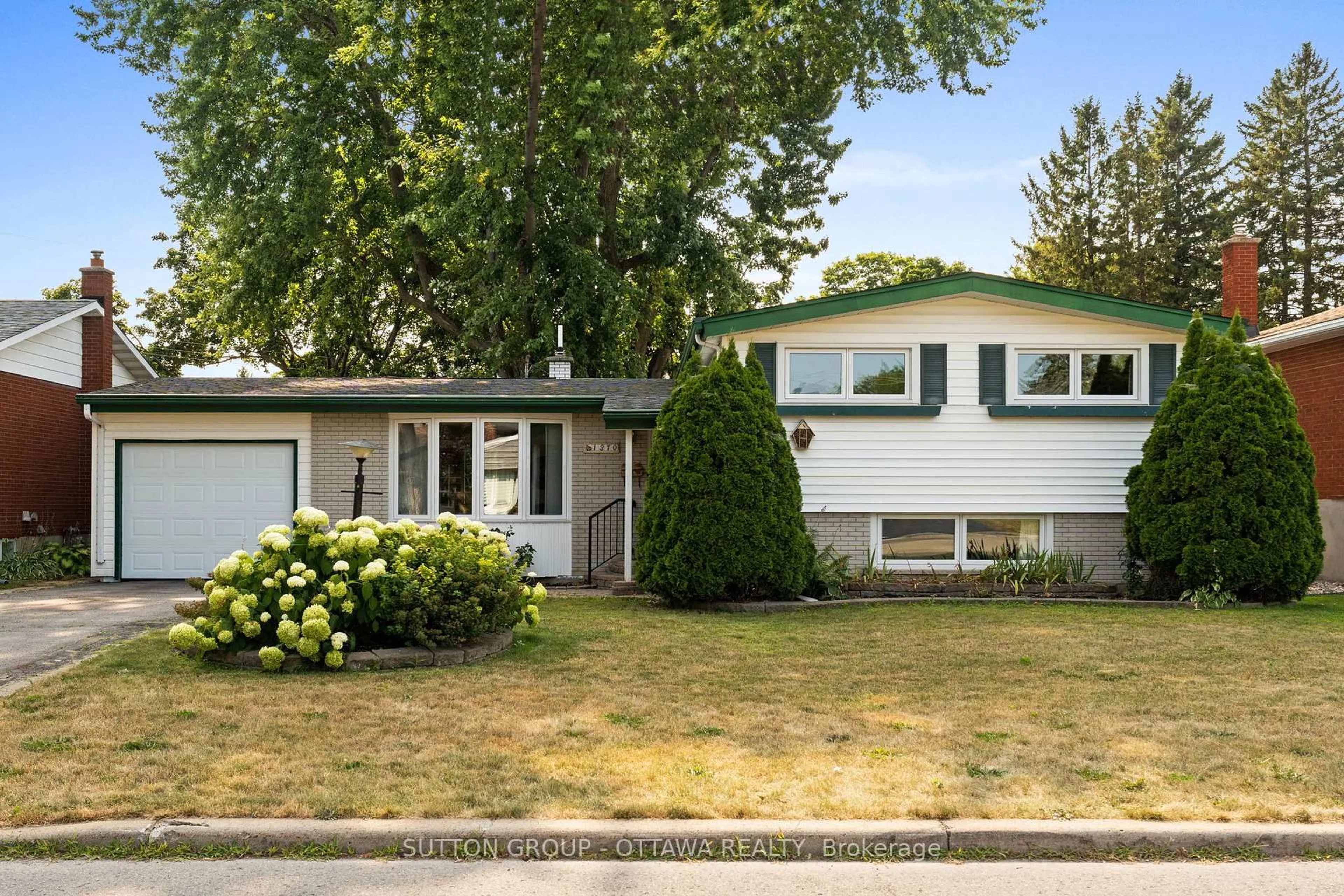 Home with vinyl exterior material, street for 1370 Sault St, Ottawa Ontario K1E 1G9