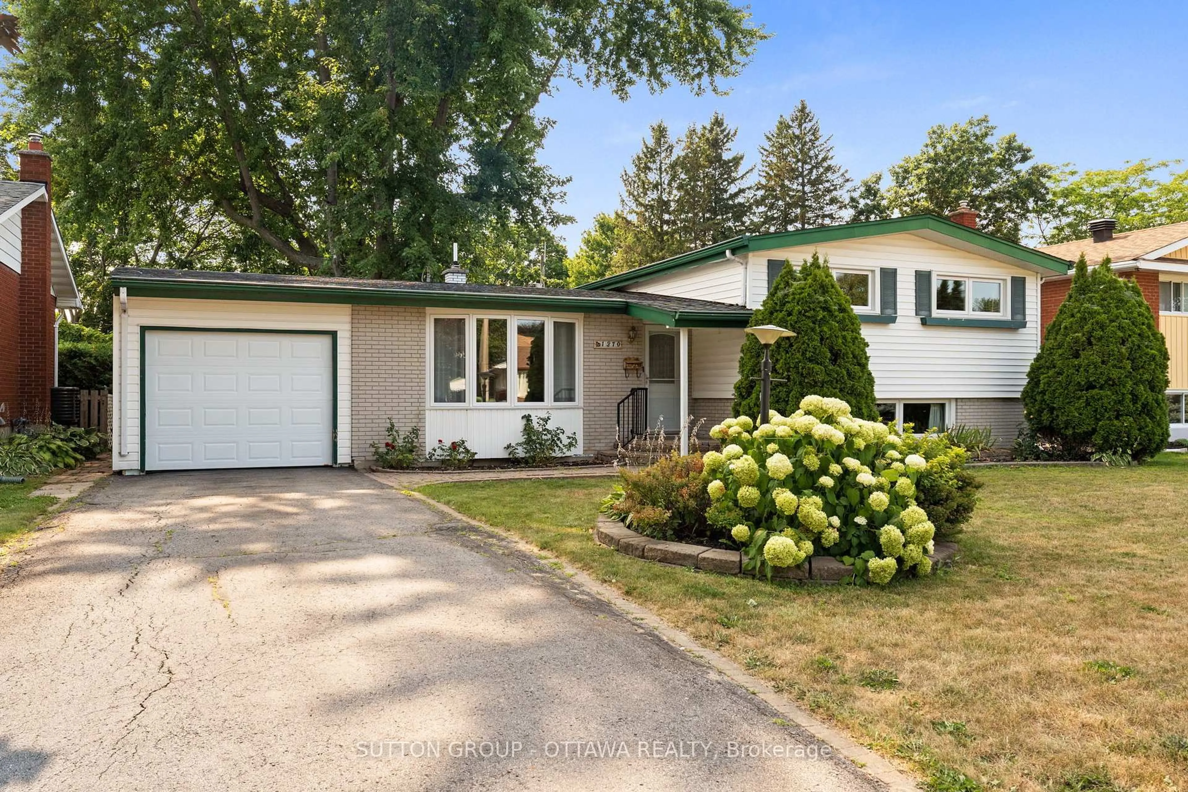 Home with vinyl exterior material, street for 1370 Sault St, Ottawa Ontario K1E 1G9