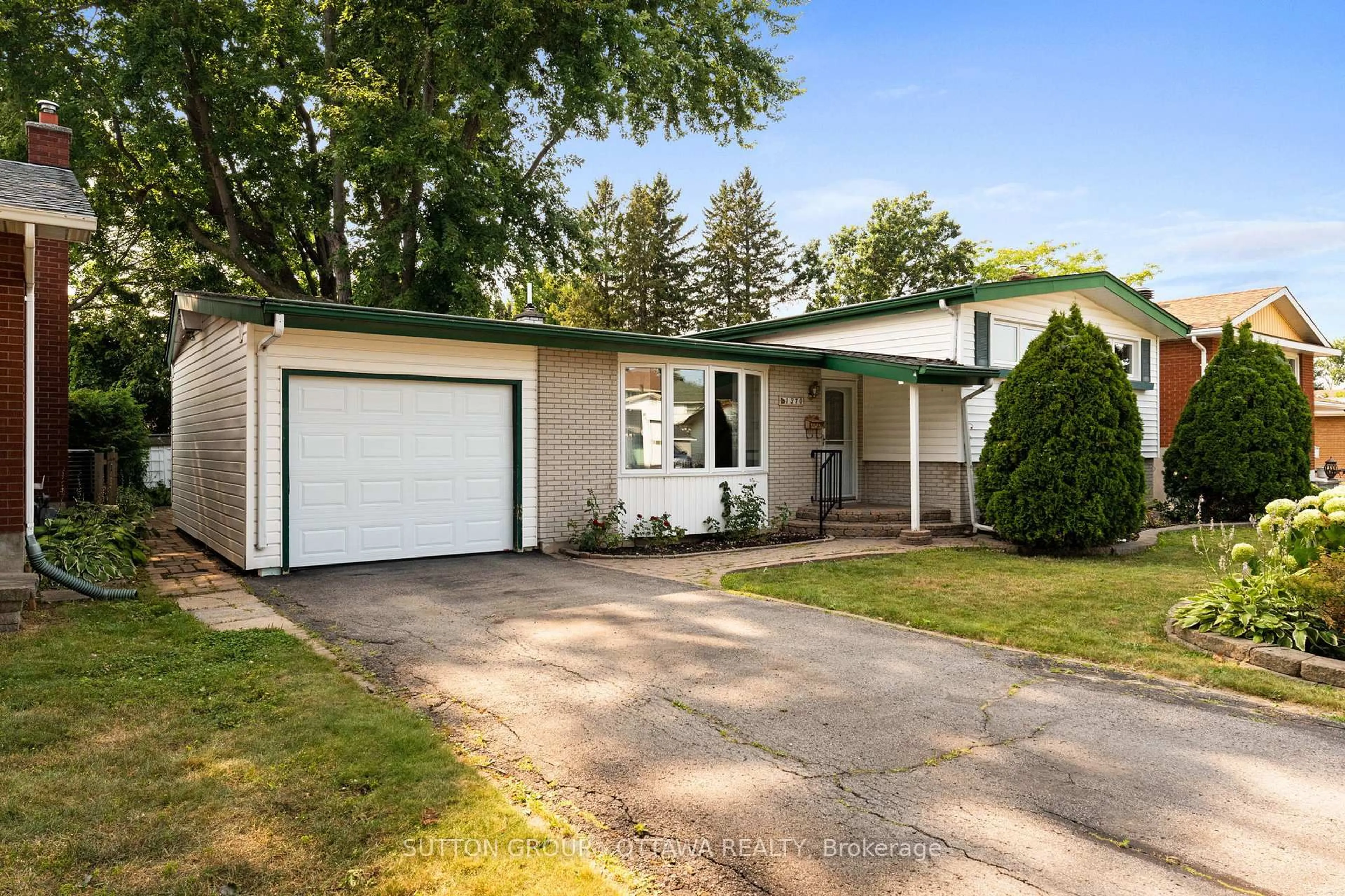 Home with vinyl exterior material, street for 1370 Sault St, Ottawa Ontario K1E 1G9