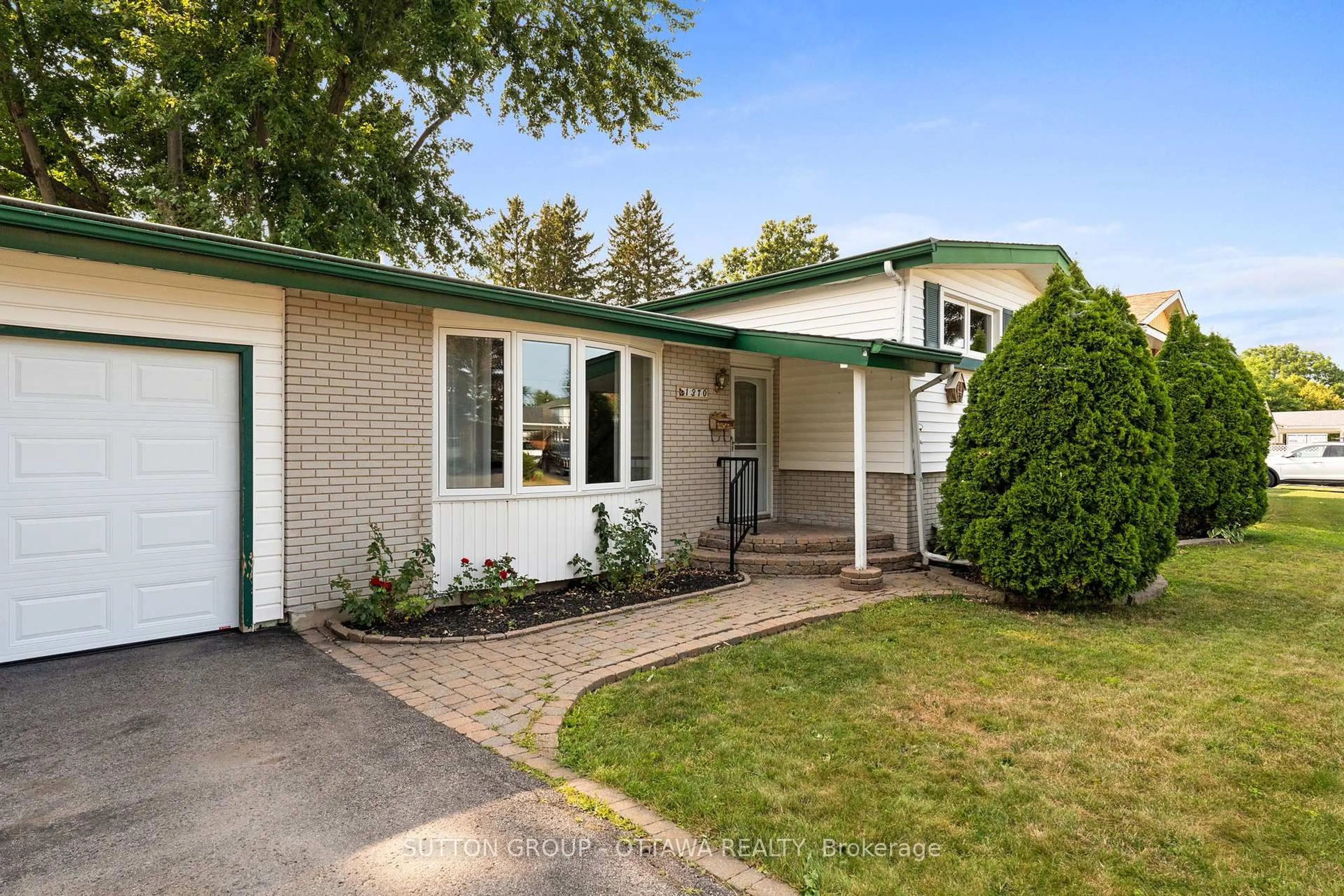 Home with vinyl exterior material, street for 1370 Sault St, Ottawa Ontario K1E 1G9