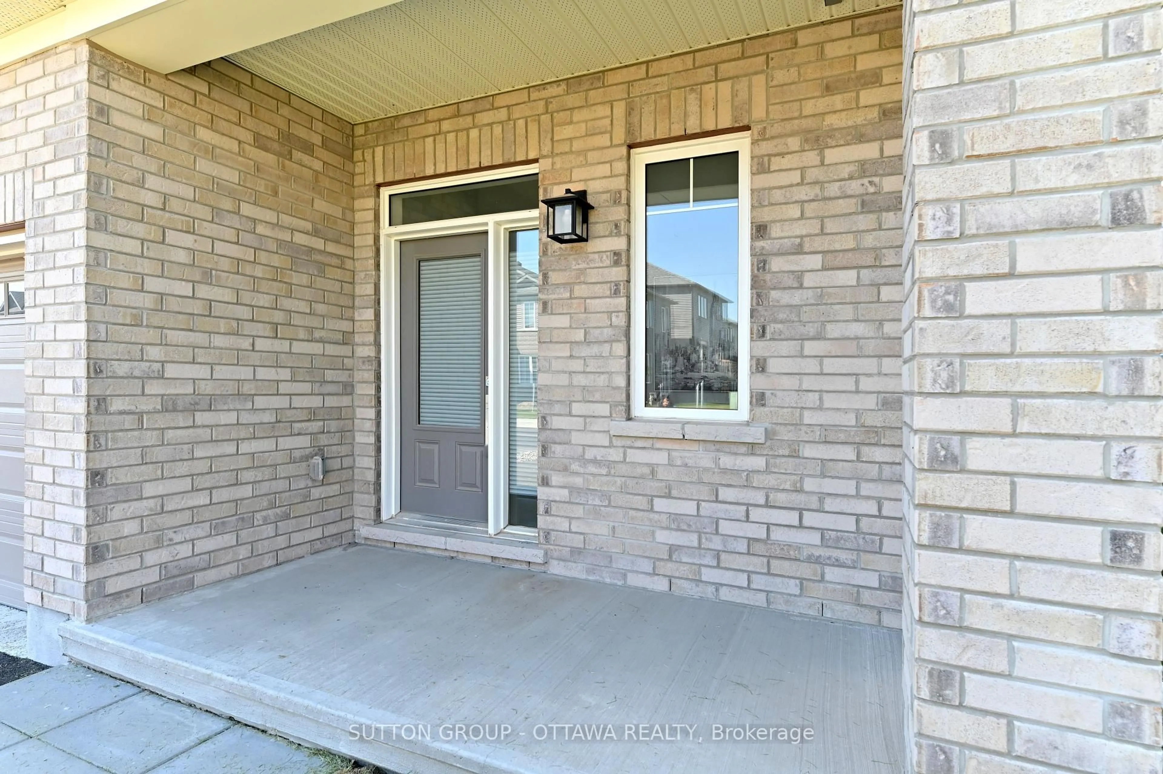 Indoor entryway for 64 Ralph Erfle Way, Ottawa Ontario K2J 6V5