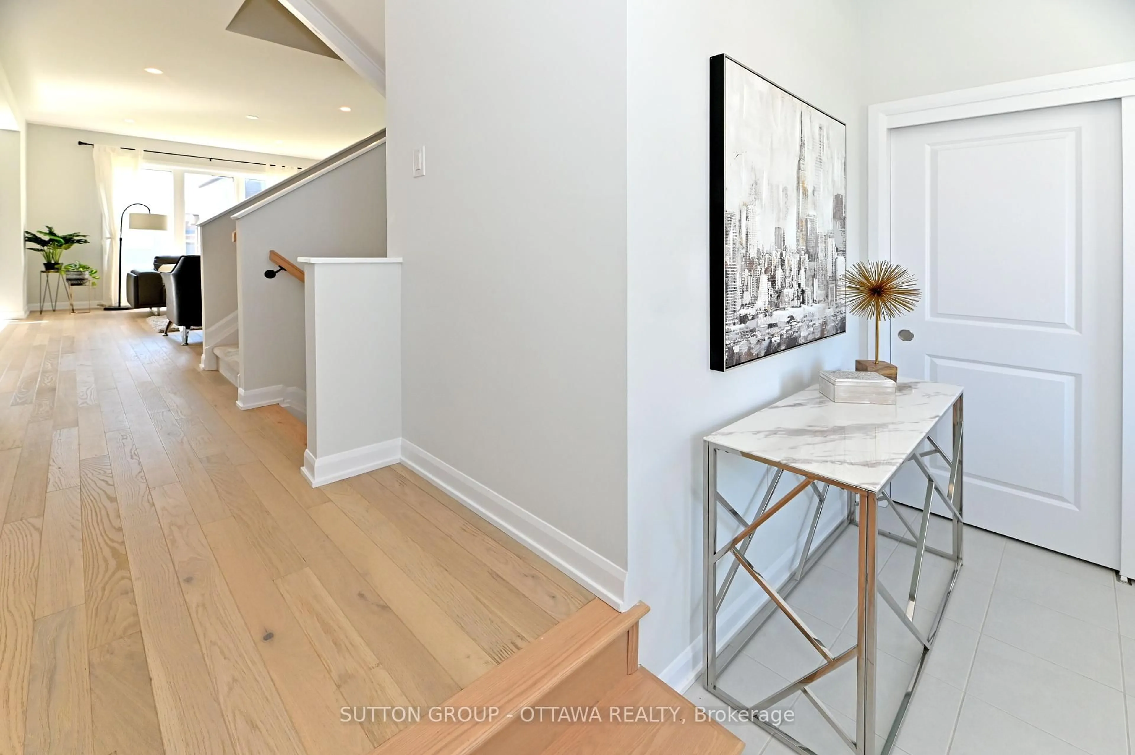 Indoor entryway for 64 Ralph Erfle Way, Ottawa Ontario K2J 6V5