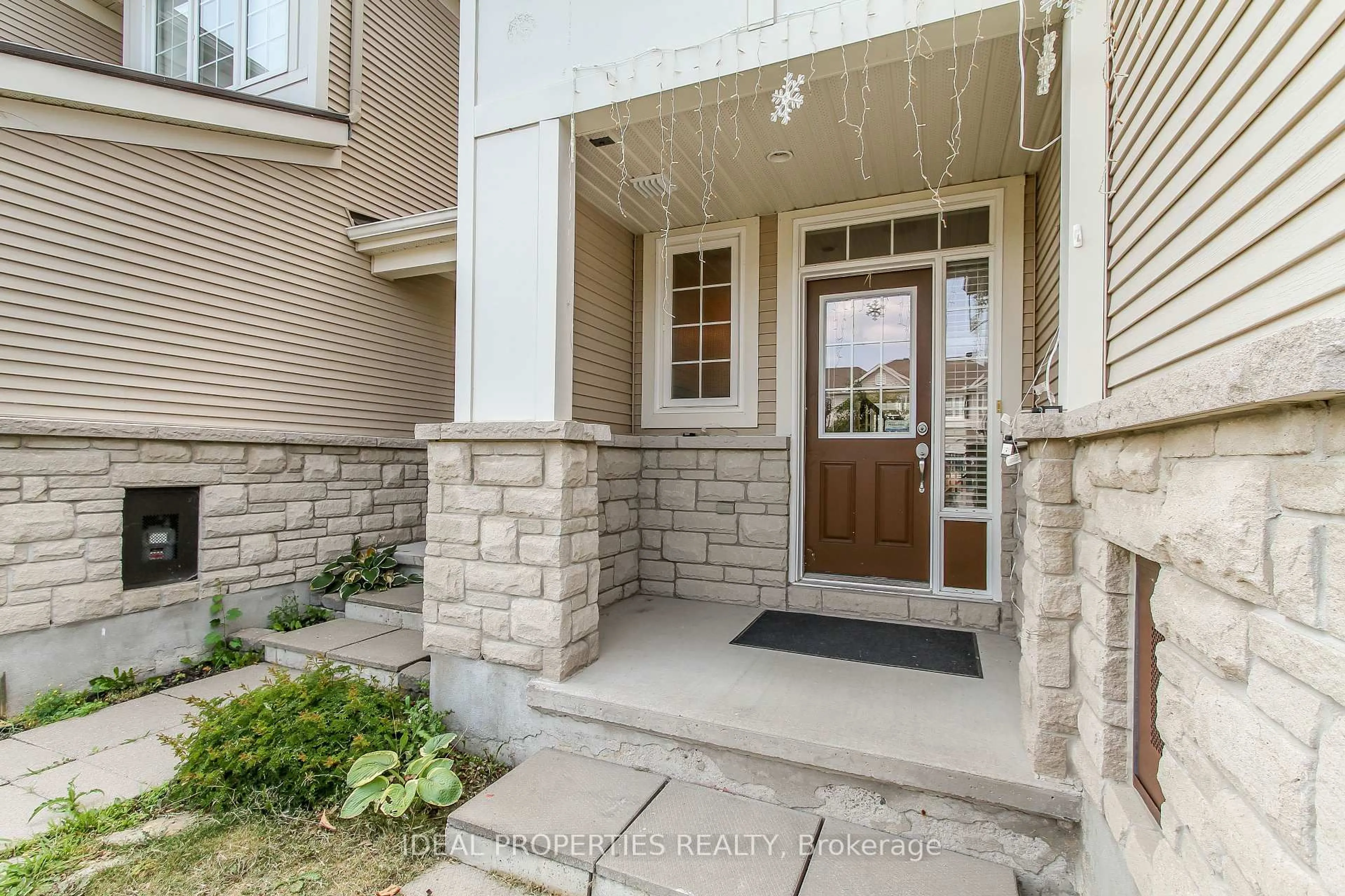 Indoor entryway for 565 Pepperville Cres, Ottawa Ontario K2M 0E6