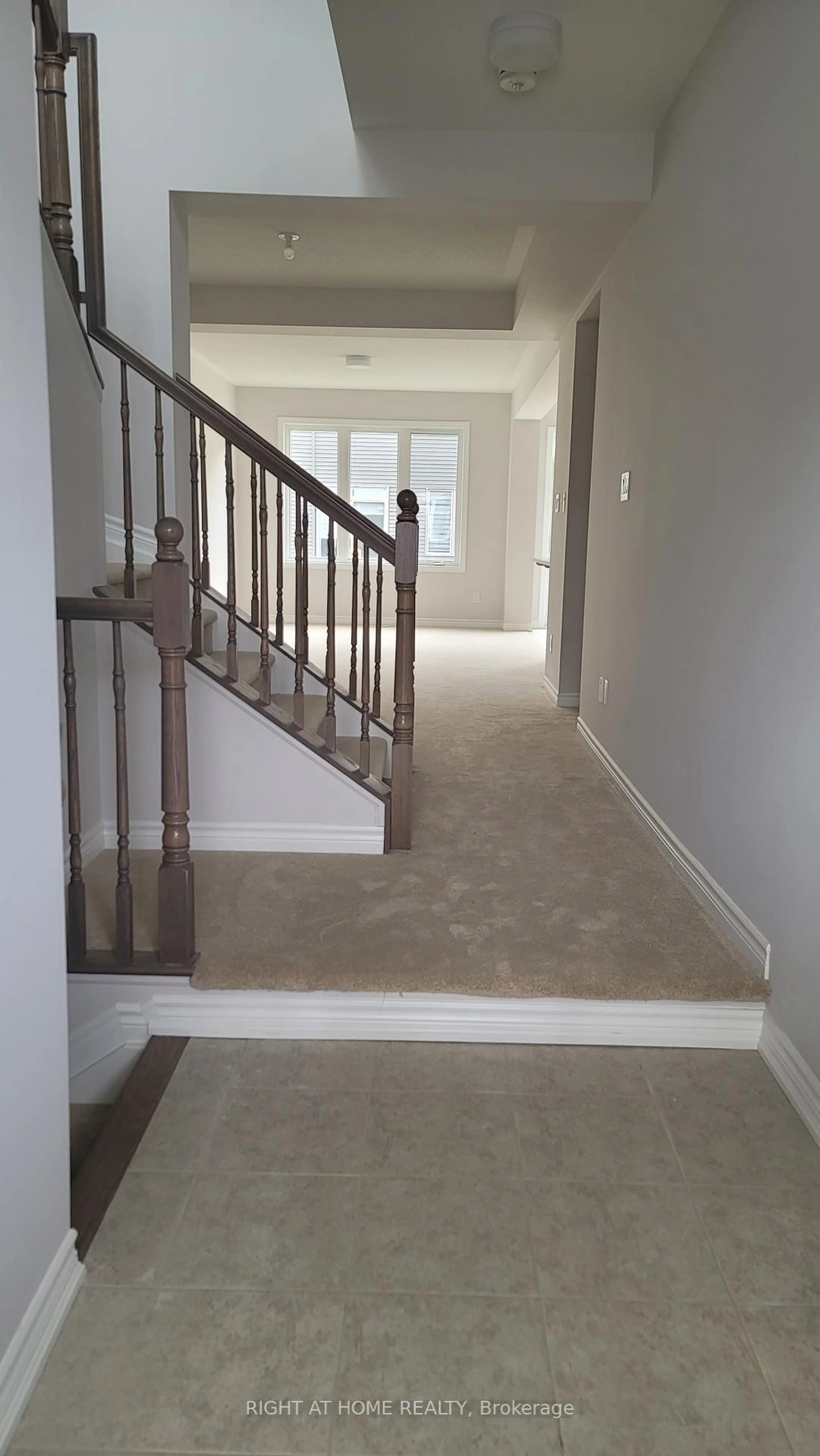 Indoor foyer for 713 PERSEUS Ave, Ottawa Ontario K2J 3V5