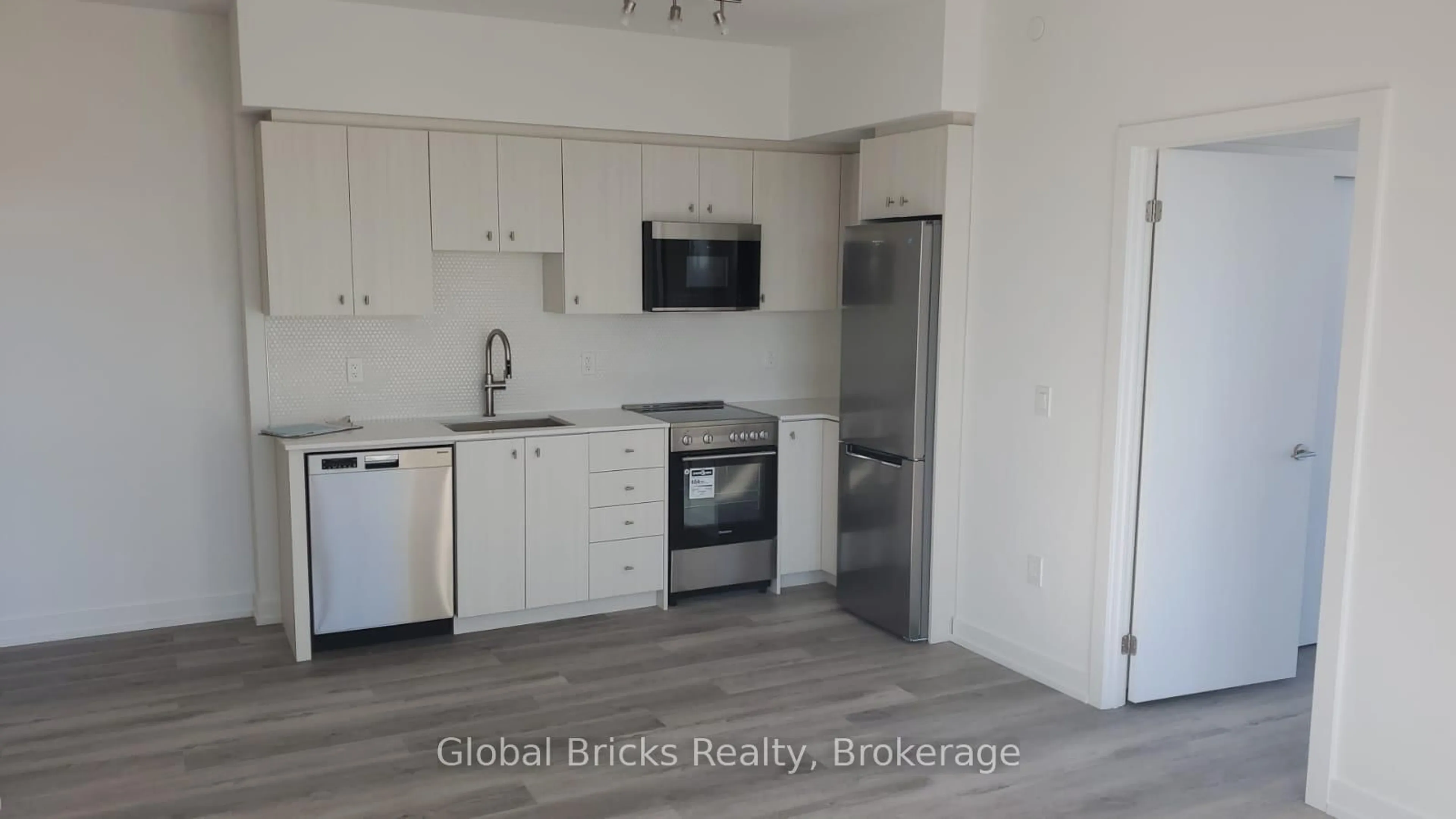 Standard kitchen, wood/laminate floor for 5 Wellington St #612, Kitchener Ontario N2G 0E3