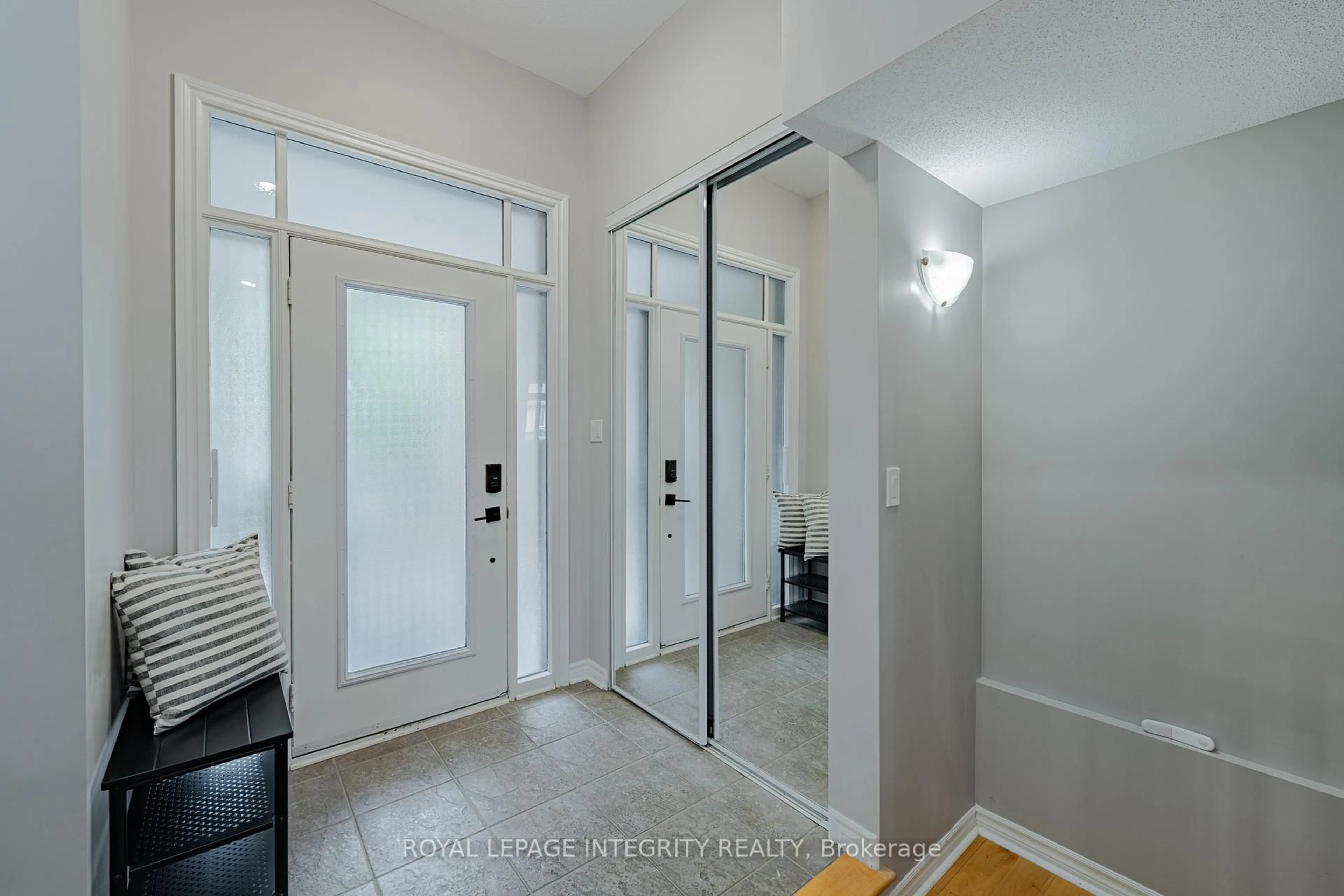 Indoor entryway for 1121 TISCHART Cres, Ottawa Ontario K2T 0G4