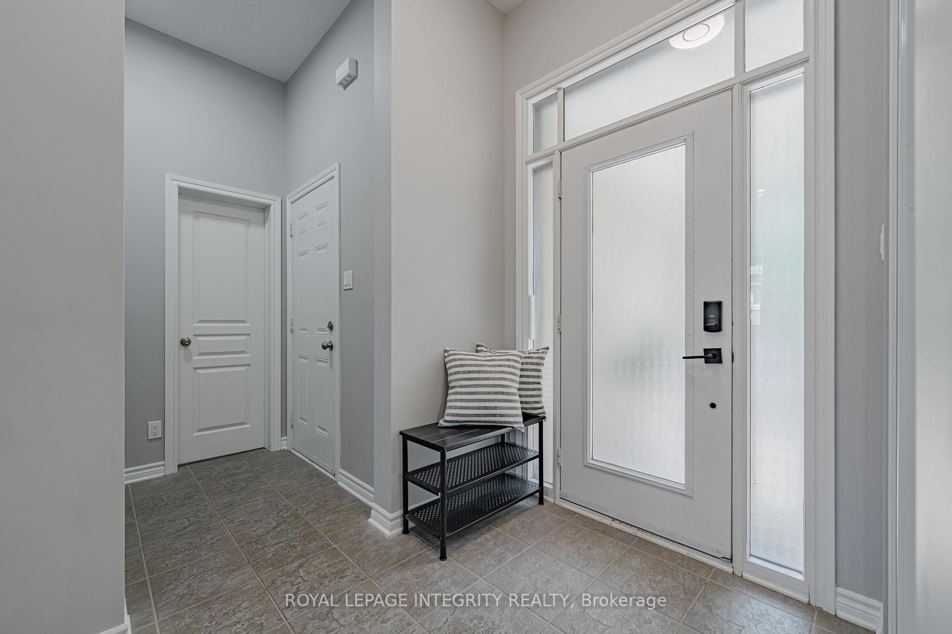 Indoor entryway for 1121 TISCHART Cres, Ottawa Ontario K2T 0G4