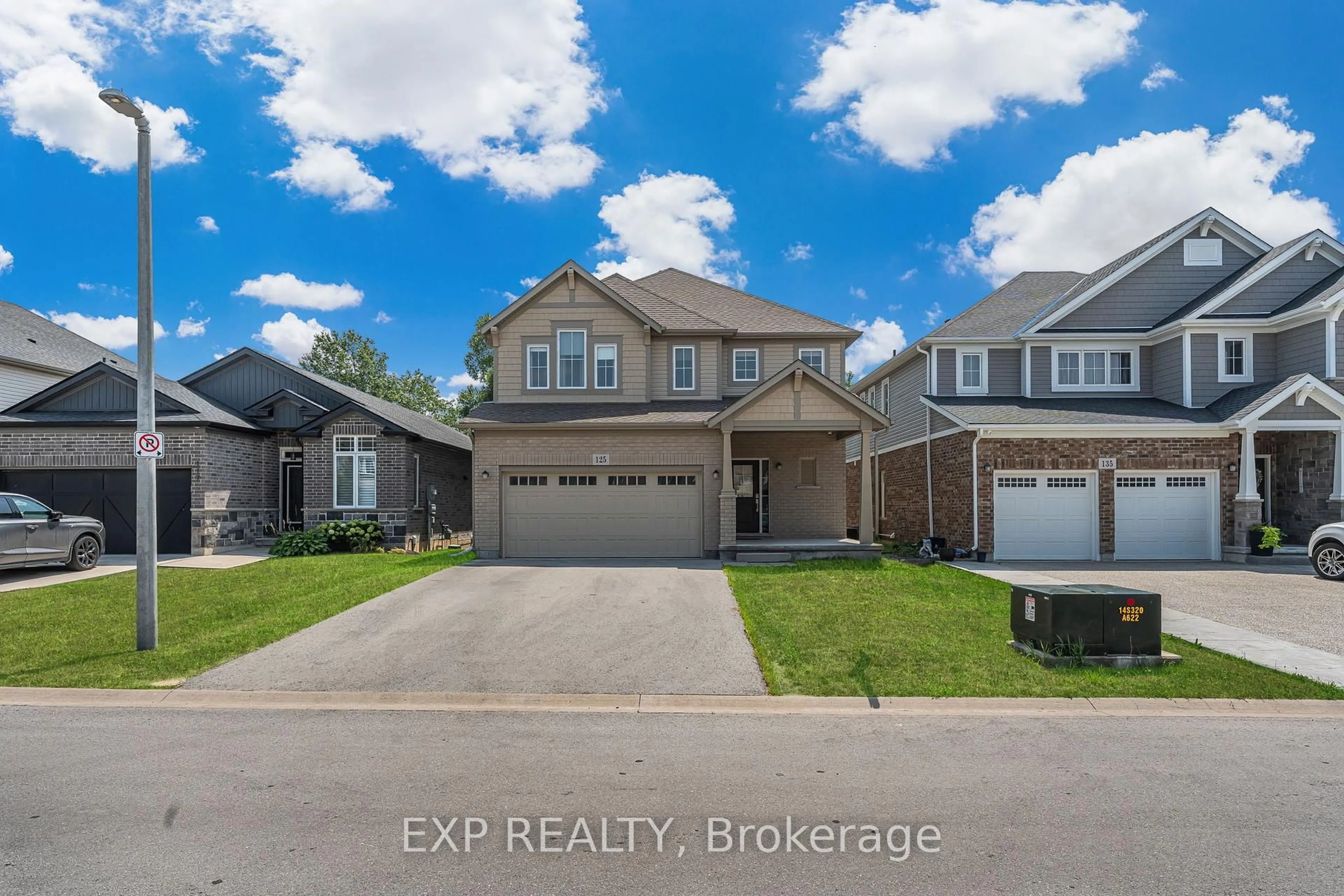 A pic from outside/outdoor area/front of a property/back of a property/a pic from drone, street for 125 Monarch St, Welland Ontario L3B 5N8