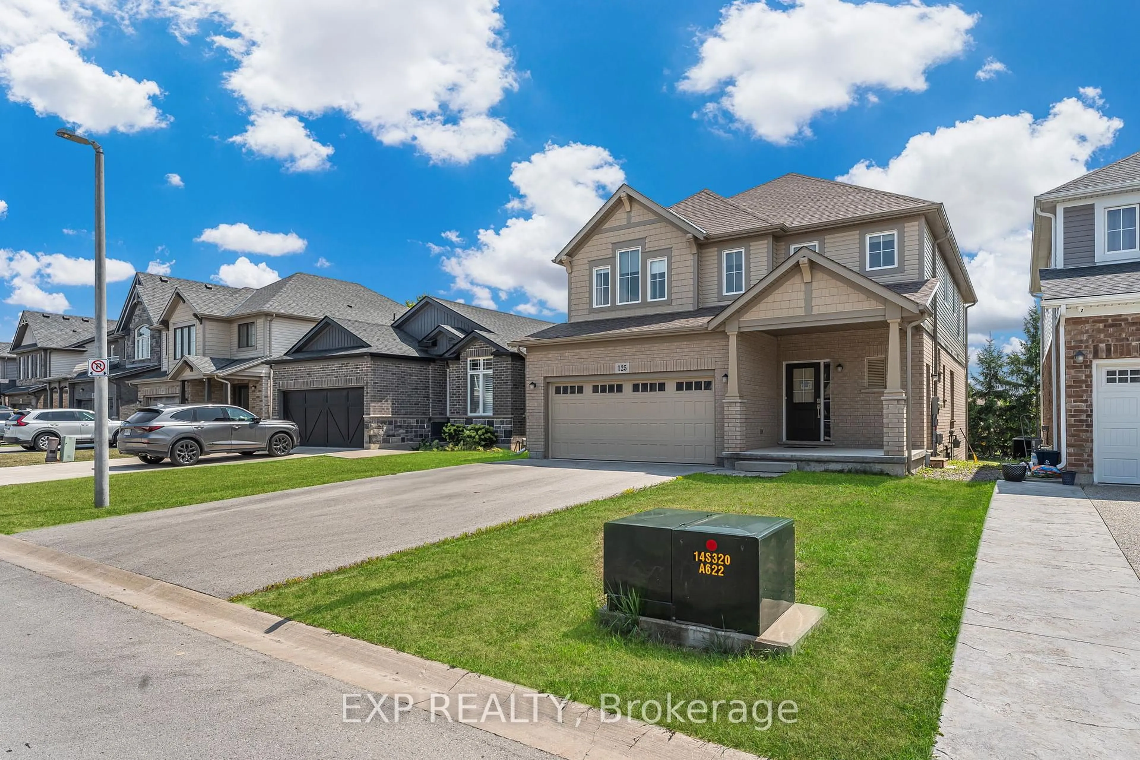 A pic from outside/outdoor area/front of a property/back of a property/a pic from drone, street for 125 Monarch St, Welland Ontario L3B 5N8