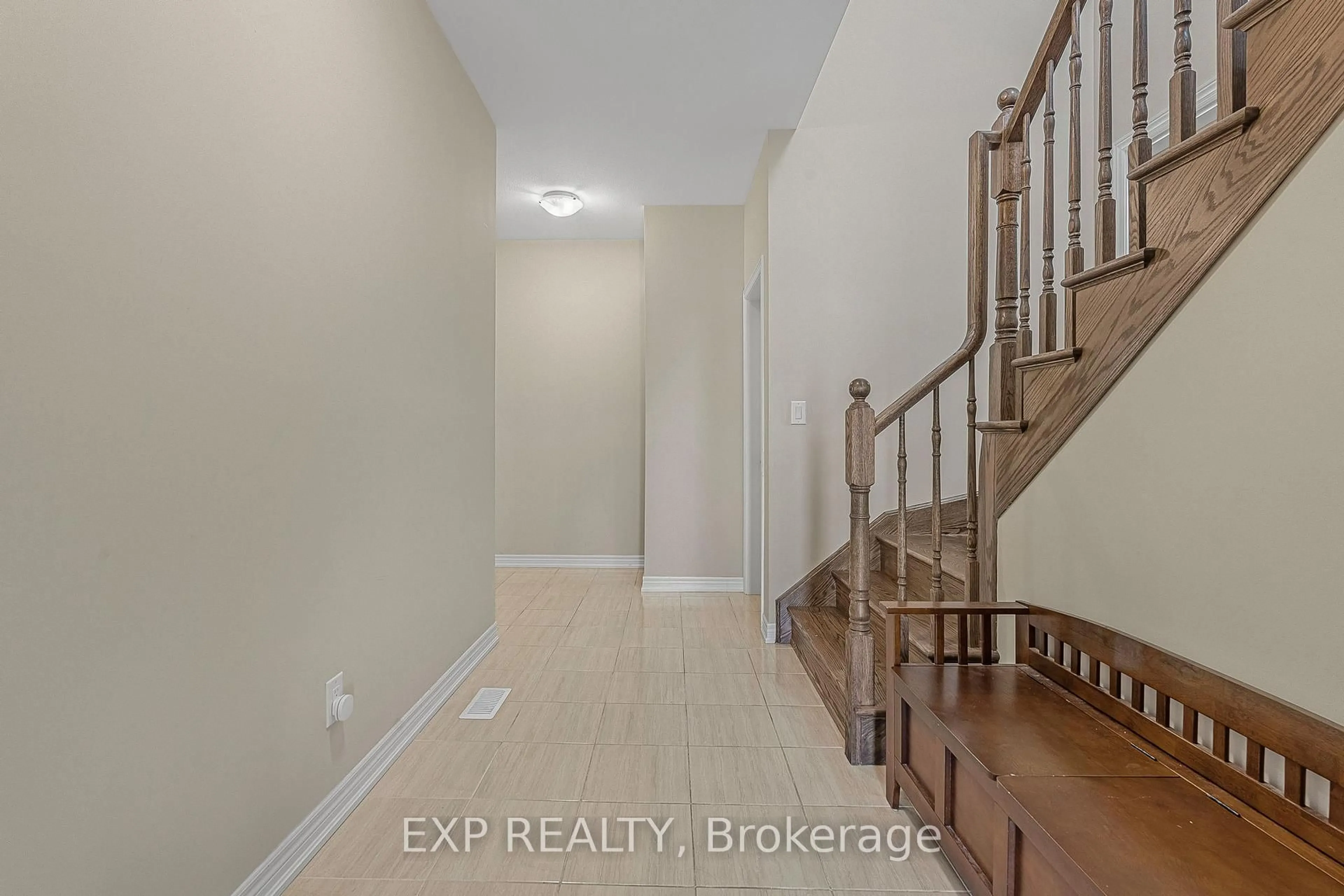 Indoor entryway for 125 Monarch St, Welland Ontario L3B 5N8