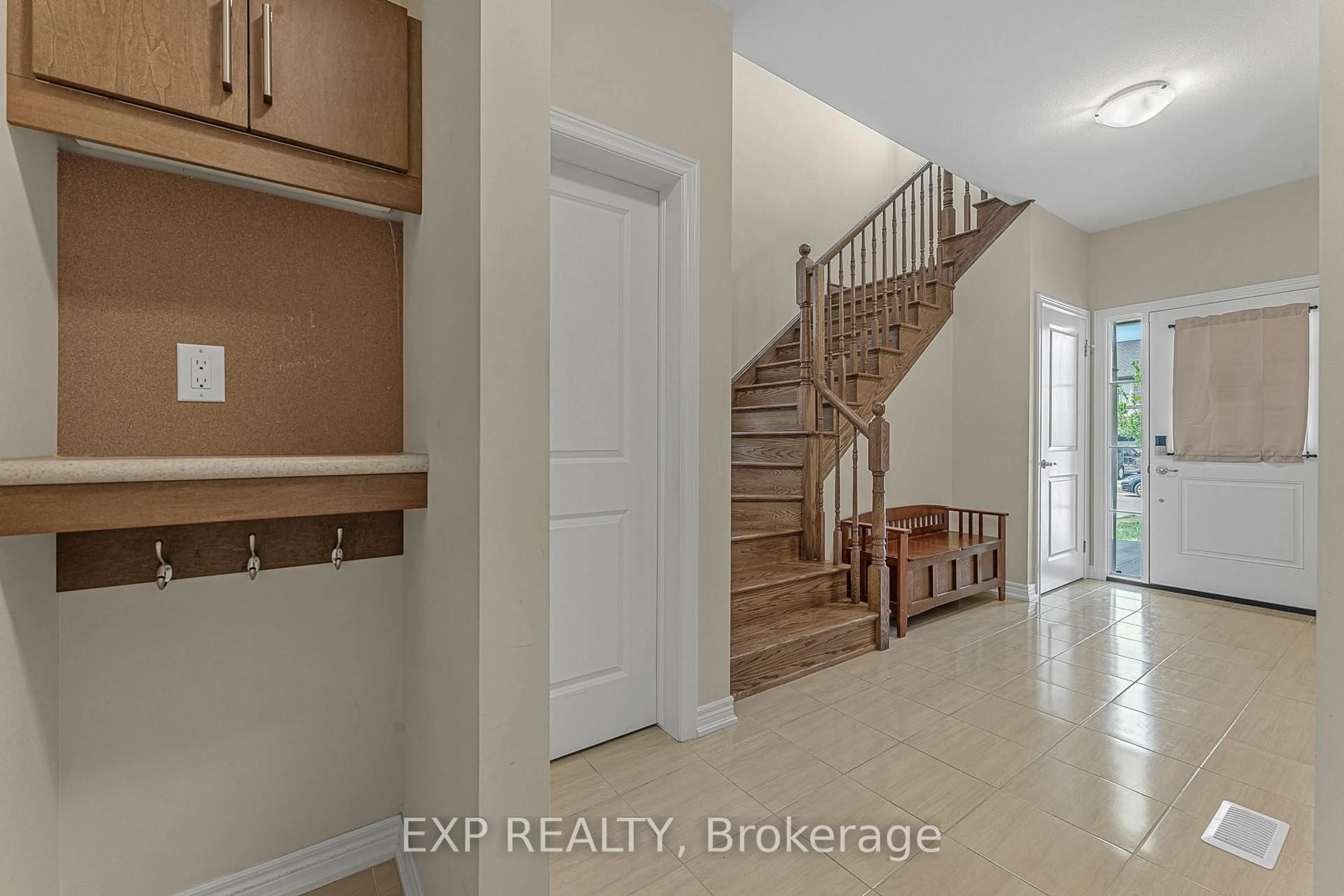 Indoor entryway for 125 Monarch St, Welland Ontario L3B 5N8