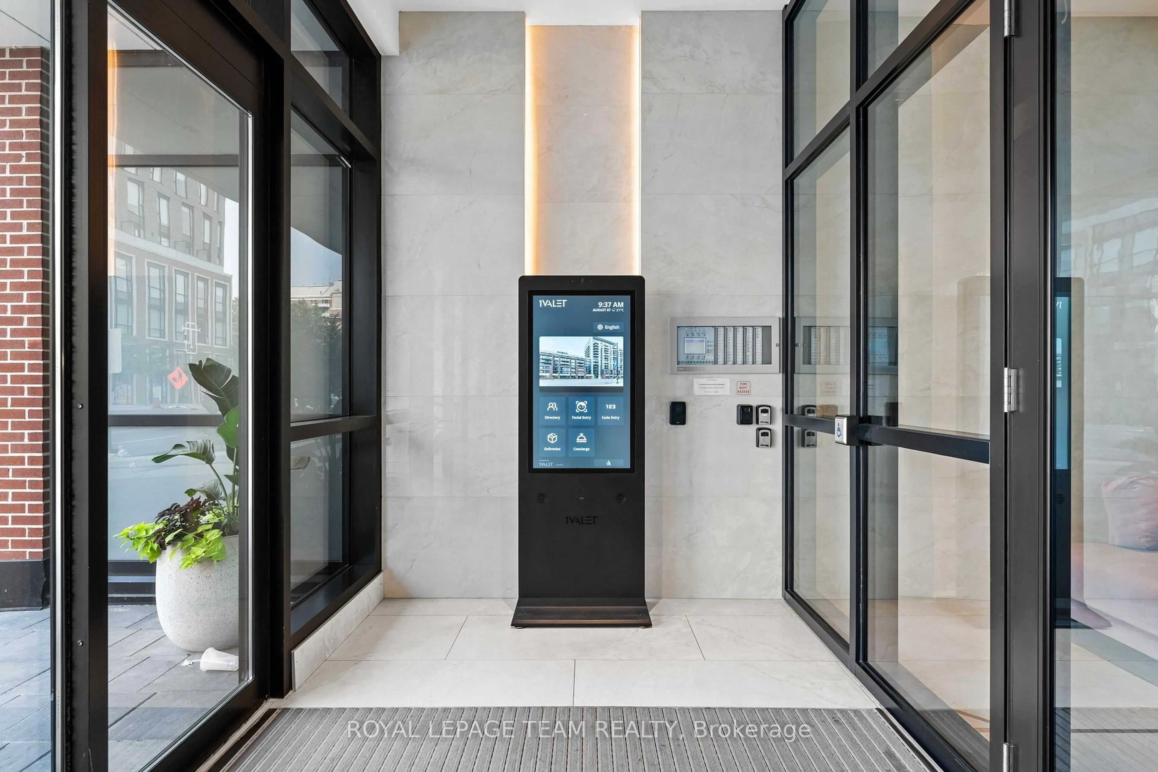 Indoor entryway for 560 Rideau St #521, Ottawa Ontario K1N 0G3