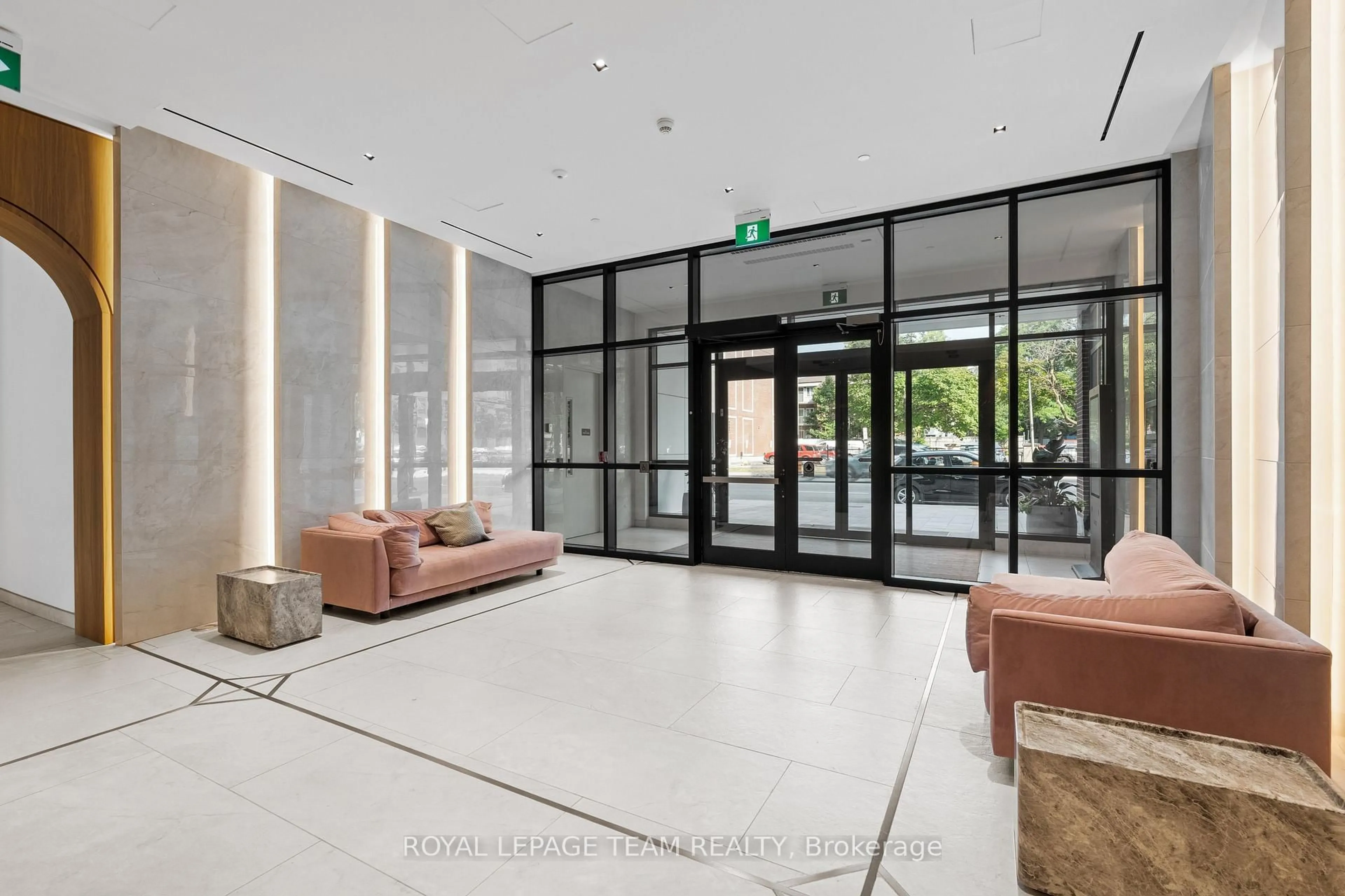Indoor foyer for 560 Rideau St #521, Ottawa Ontario K1N 0G3