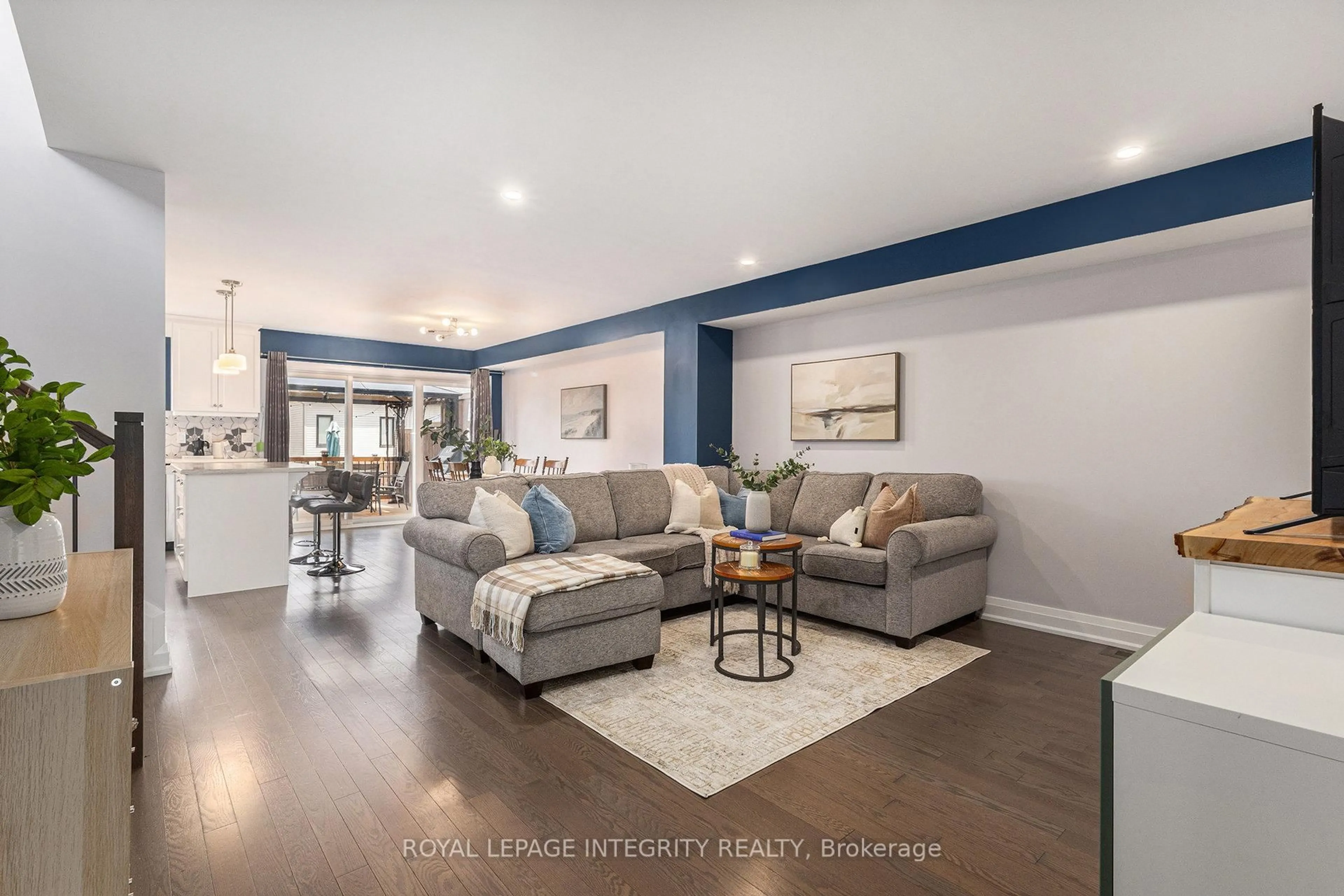 Living room with furniture, unknown for 250 Belfort St, Russell Ontario K0A 1W0