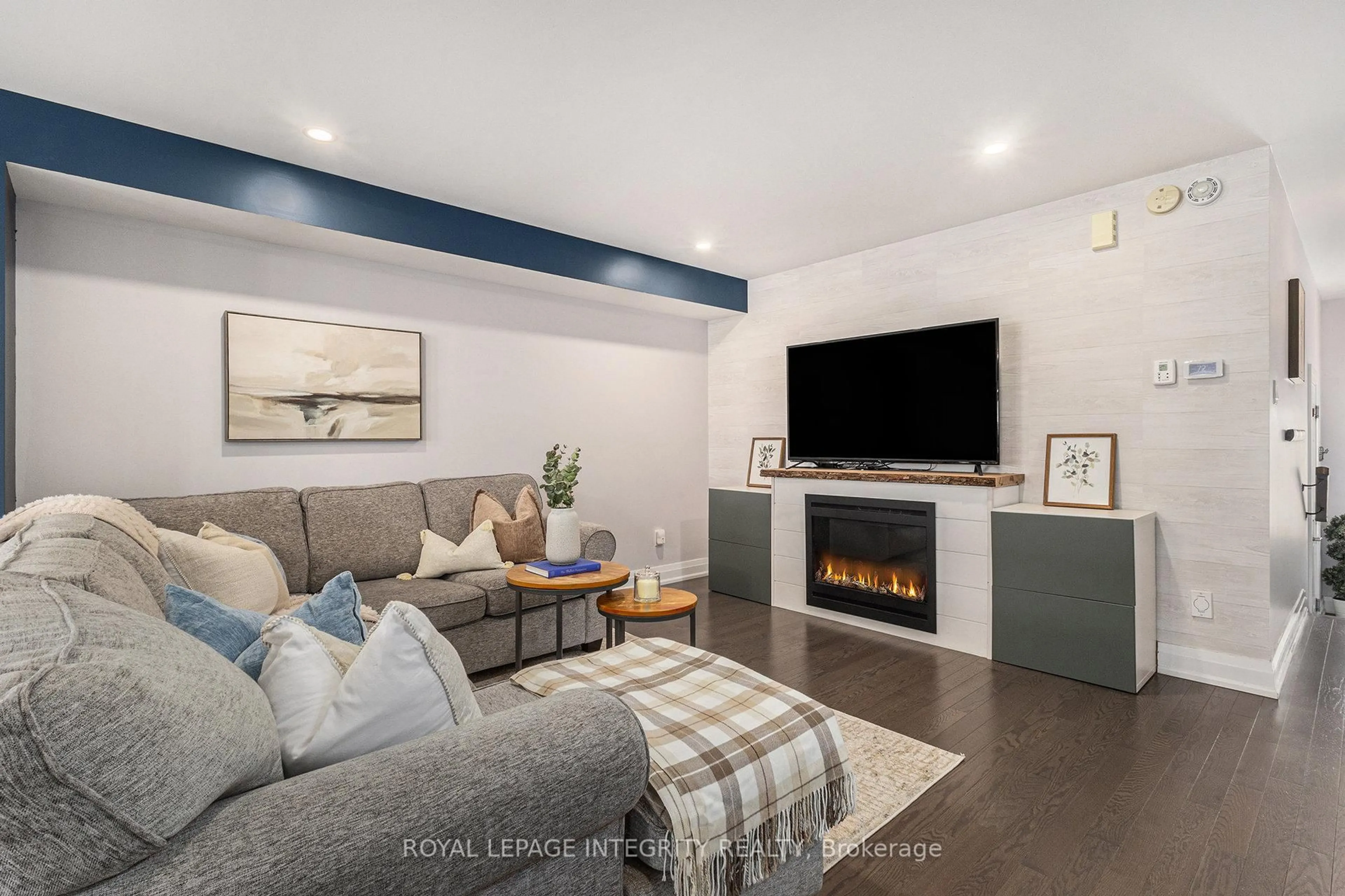 Living room with furniture, unknown for 250 Belfort St, Russell Ontario K0A 1W0