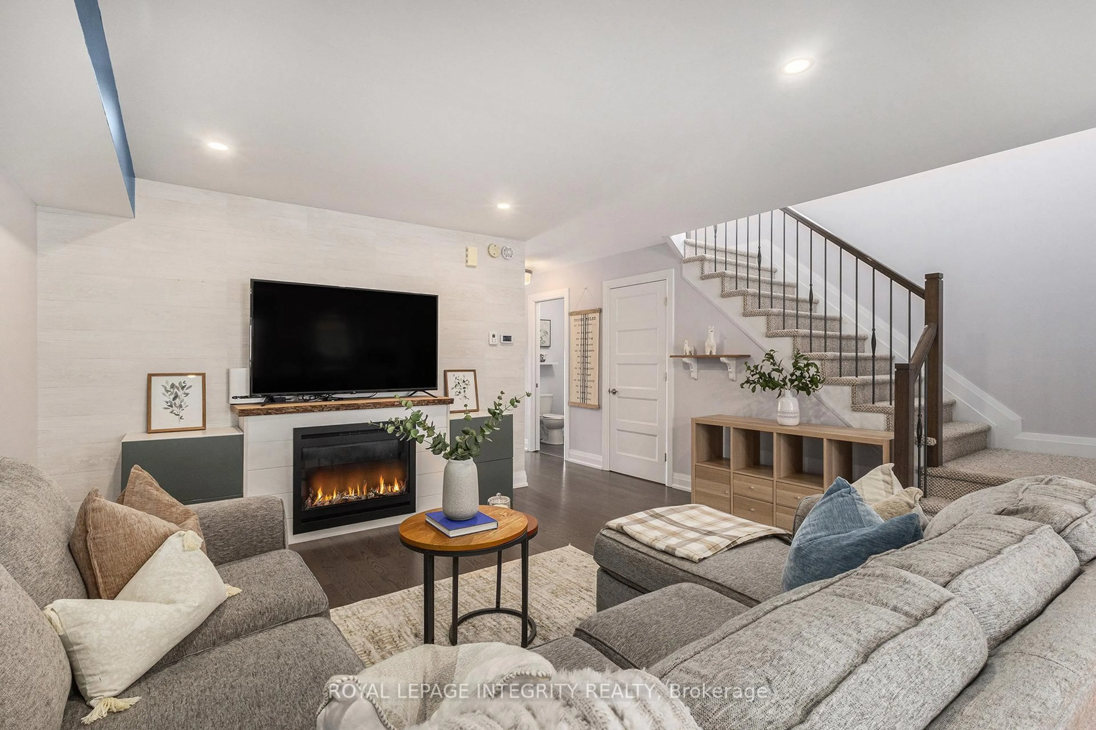 Living room with furniture, unknown for 250 Belfort St, Russell Ontario K0A 1W0