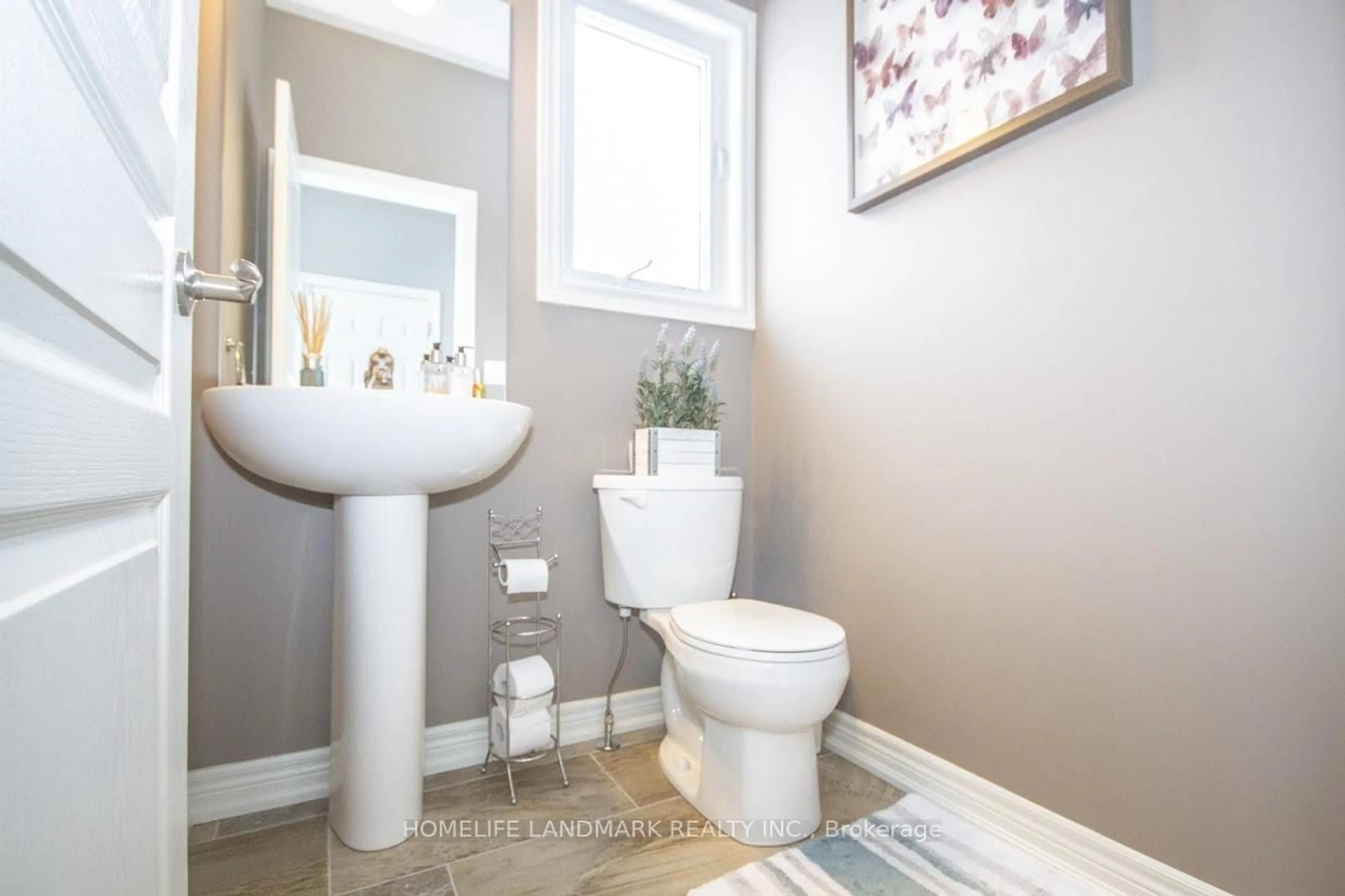 Contemporary bathroom, ceramic/tile floor for 70 Spruce Cres, Welland Ontario L3C 0C6