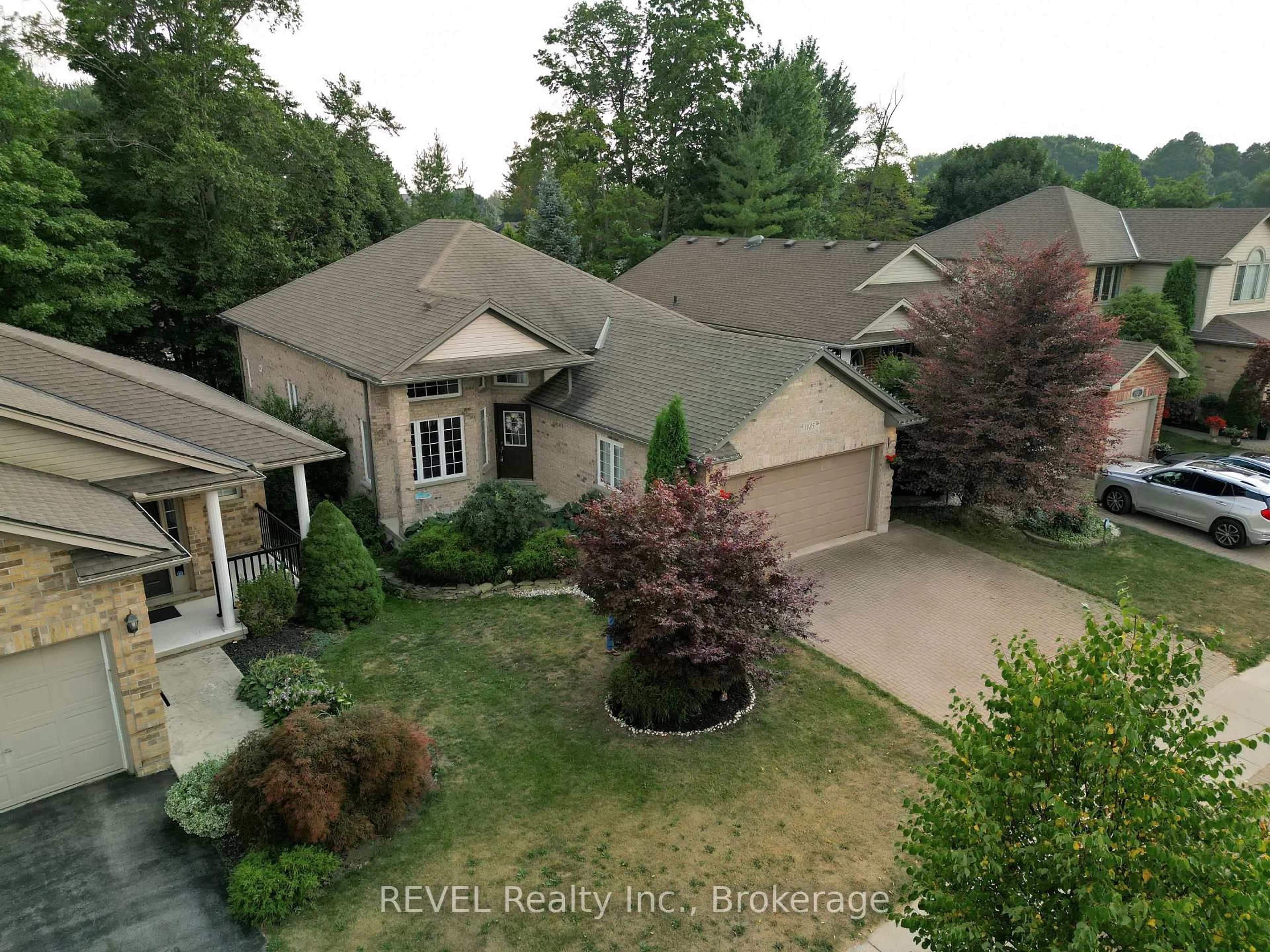 A pic from outside/outdoor area/front of a property/back of a property/a pic from drone, unknown for 1085 South Wenige Dr, London North Ontario N5X 4G5
