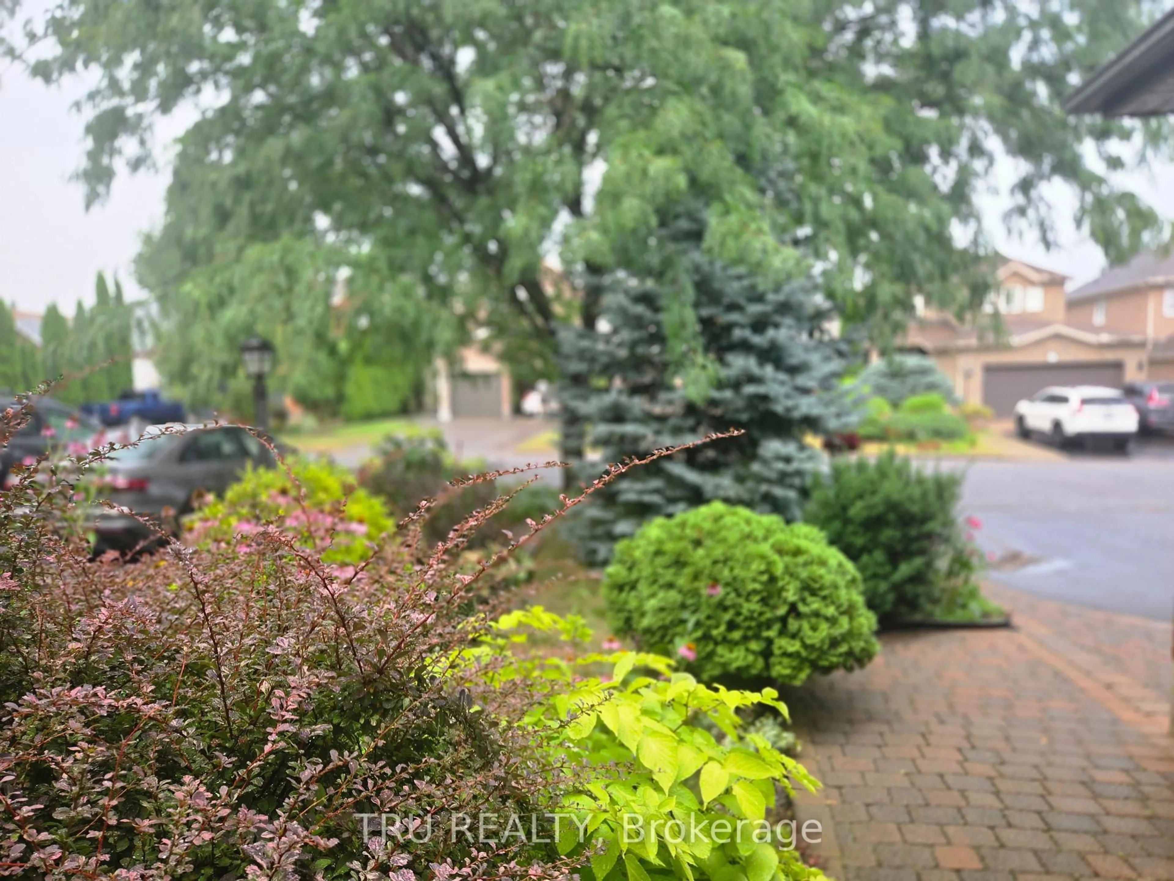 A pic from outside/outdoor area/front of a property/back of a property/a pic from drone, street for 18 Gannet St, Ottawa Ontario K1K 4T7