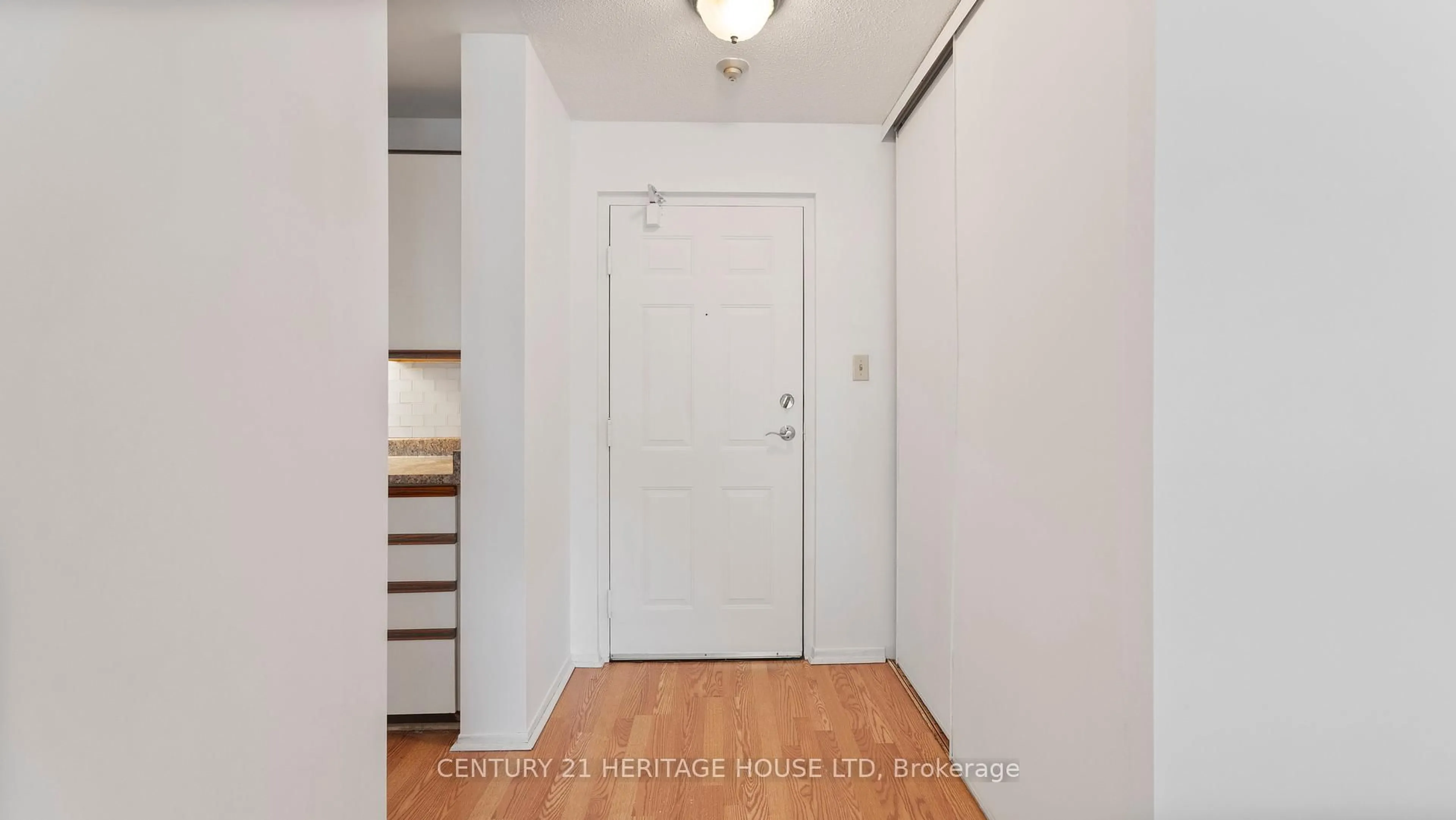 Indoor entryway for 421 Fairview Dr #101, Brantford Ontario N3R 7M3