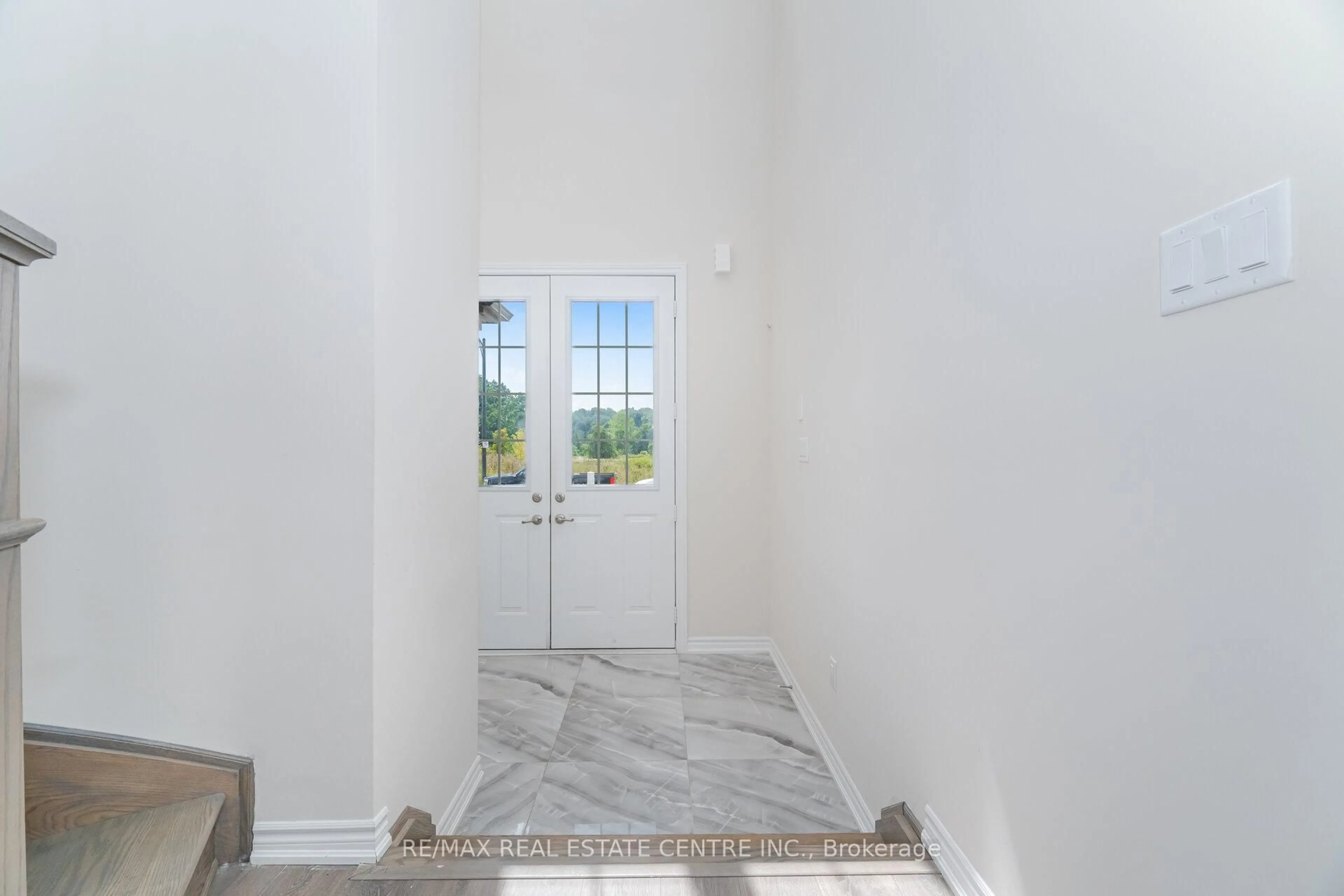 Indoor entryway for 92 Stauffer Rd, Brantford Ontario N3V 0B5