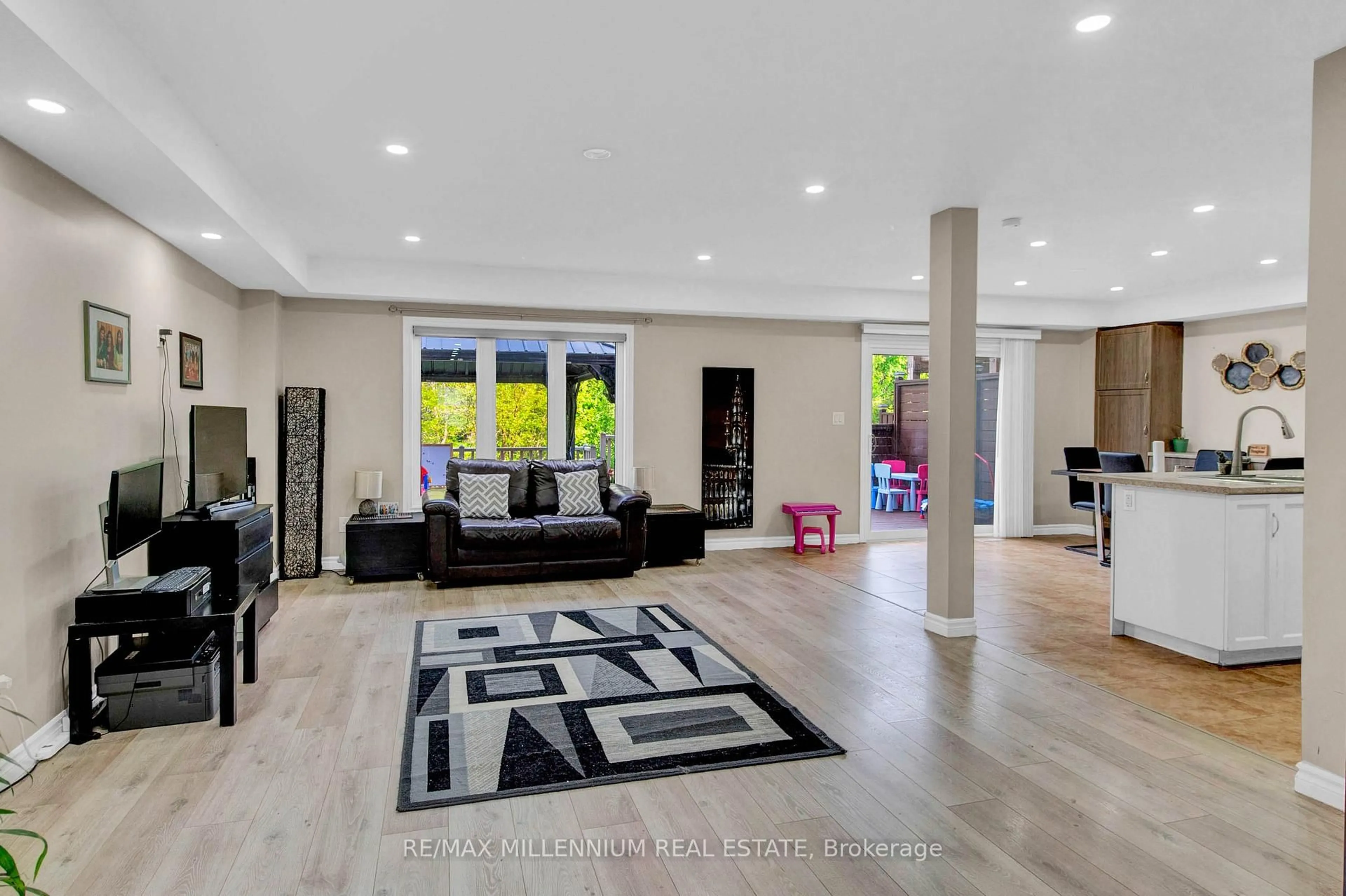 Indoor foyer for 13 Ridgewood Crt, Woodstock Ontario N4T 0E5