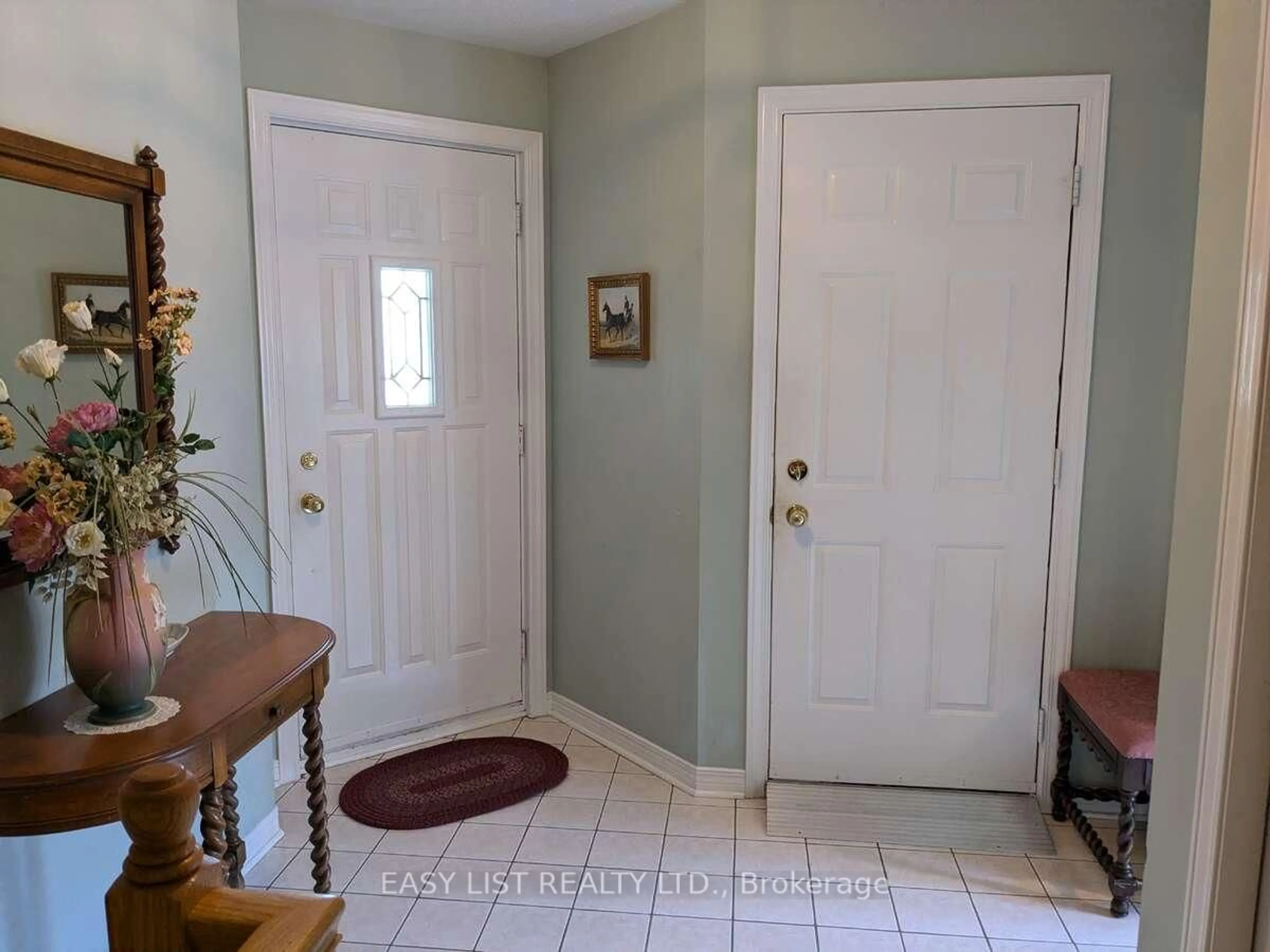Indoor entryway for 57 Goldfinch Dr, Ottawa Ontario K2M 2P5