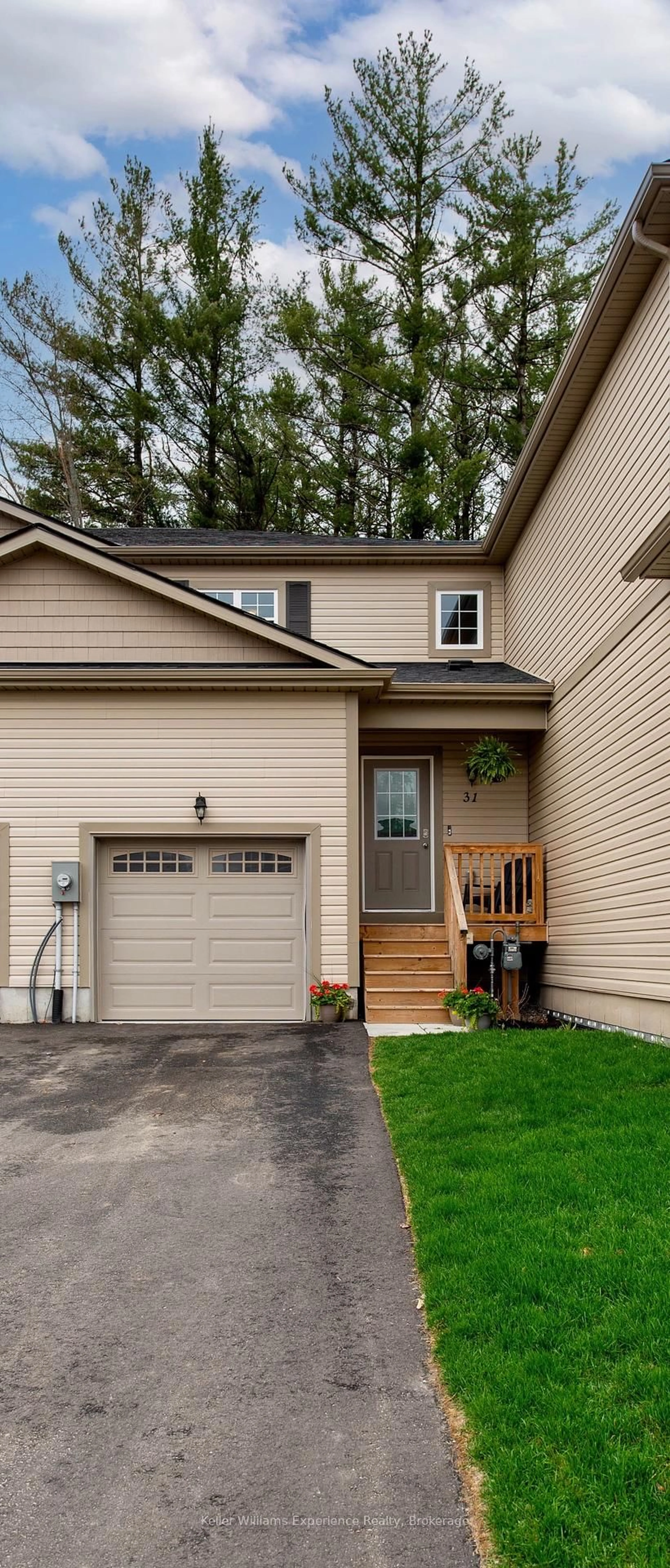 Home with vinyl exterior material, street for 31 Nicole Park Crt, Bracebridge Ontario P1L 0C8