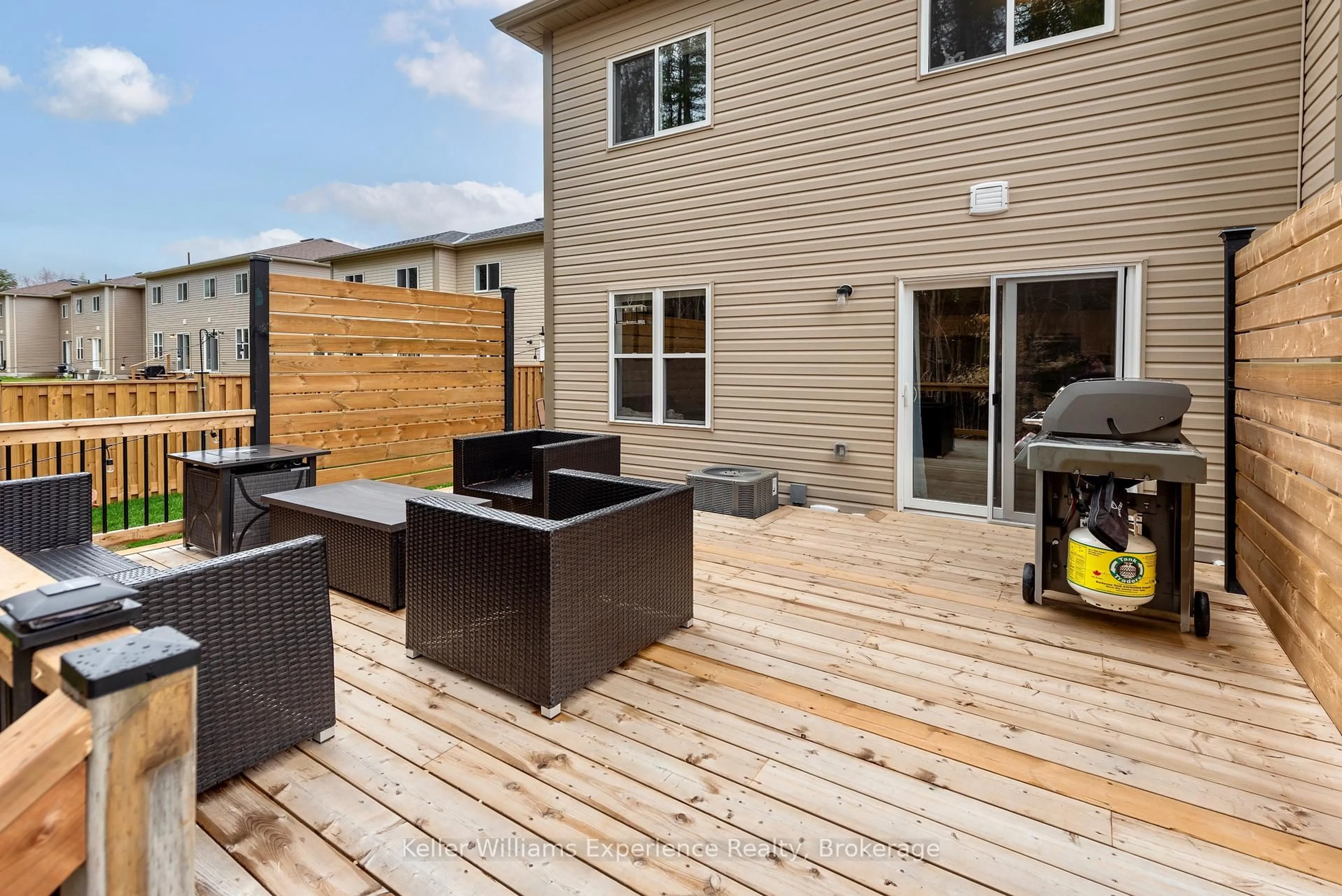 Patio, street for 31 Nicole Park Crt, Bracebridge Ontario P1L 0C8