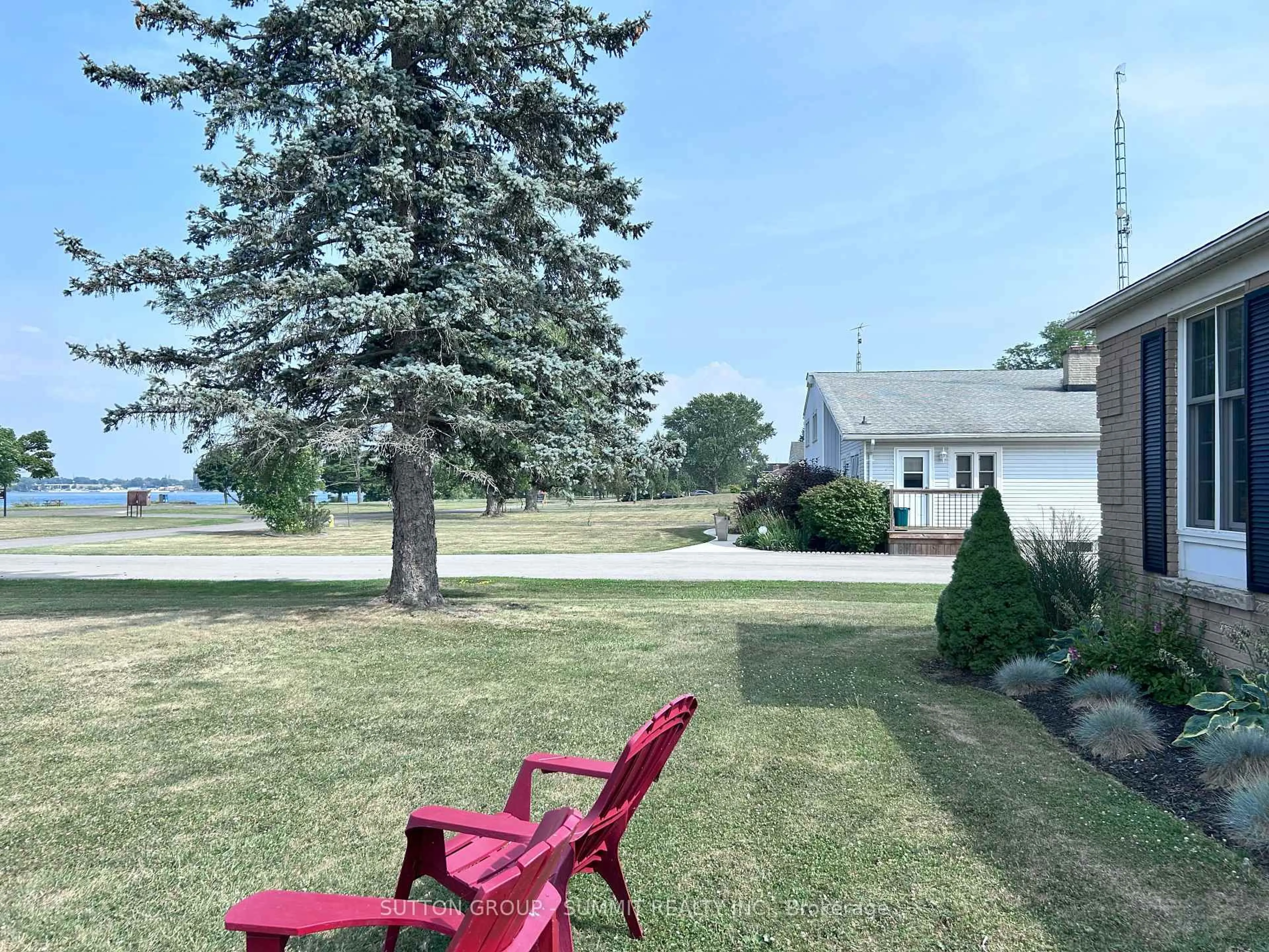A pic from outside/outdoor area/front of a property/back of a property/a pic from drone, water/lake/river/ocean view for 1279 Niagara River Pkwy, Fort Erie Ontario L2A 5M4