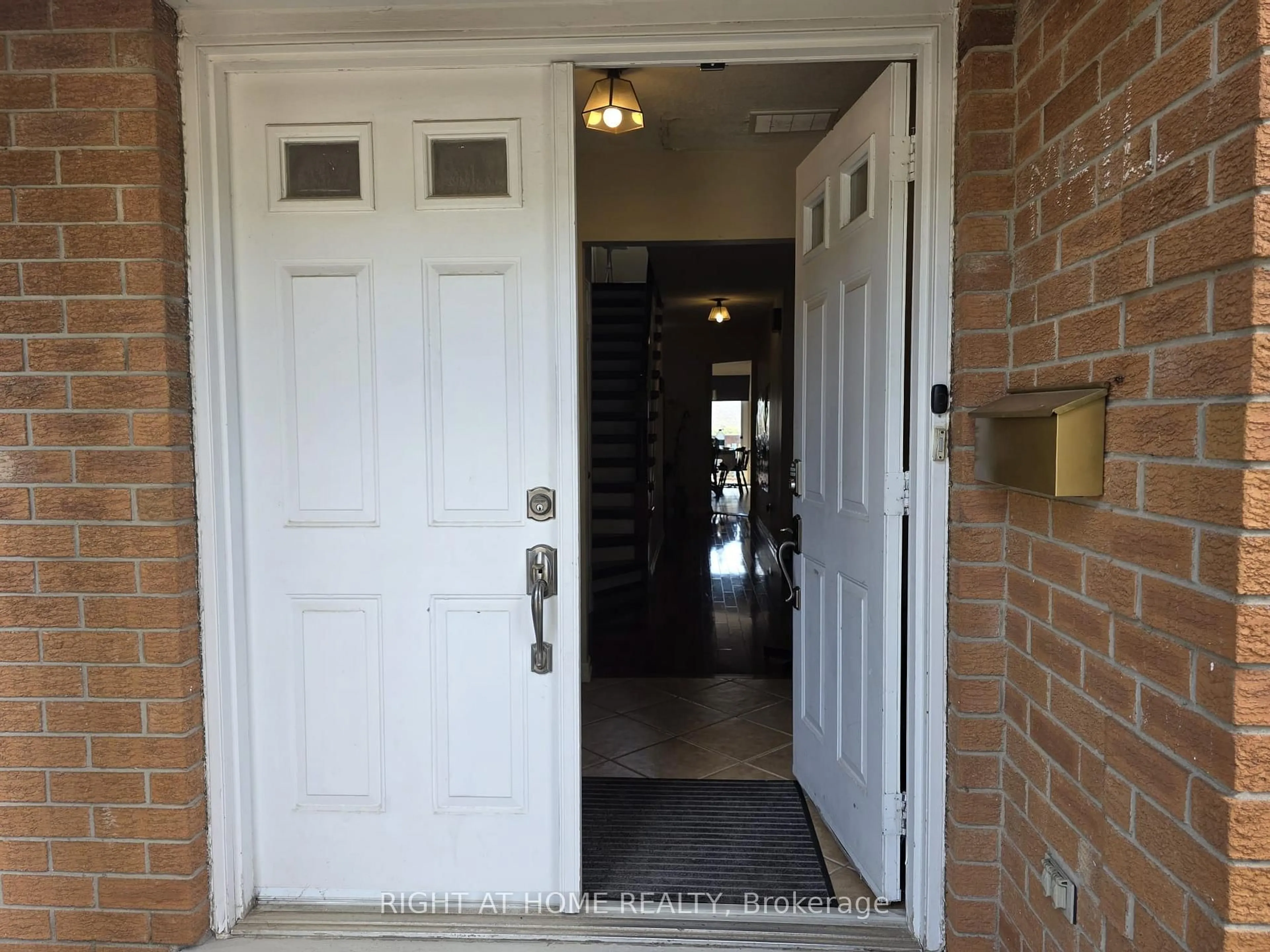Indoor entryway for 15 Lorilee Cres, Kitchener Ontario N2N 2J4