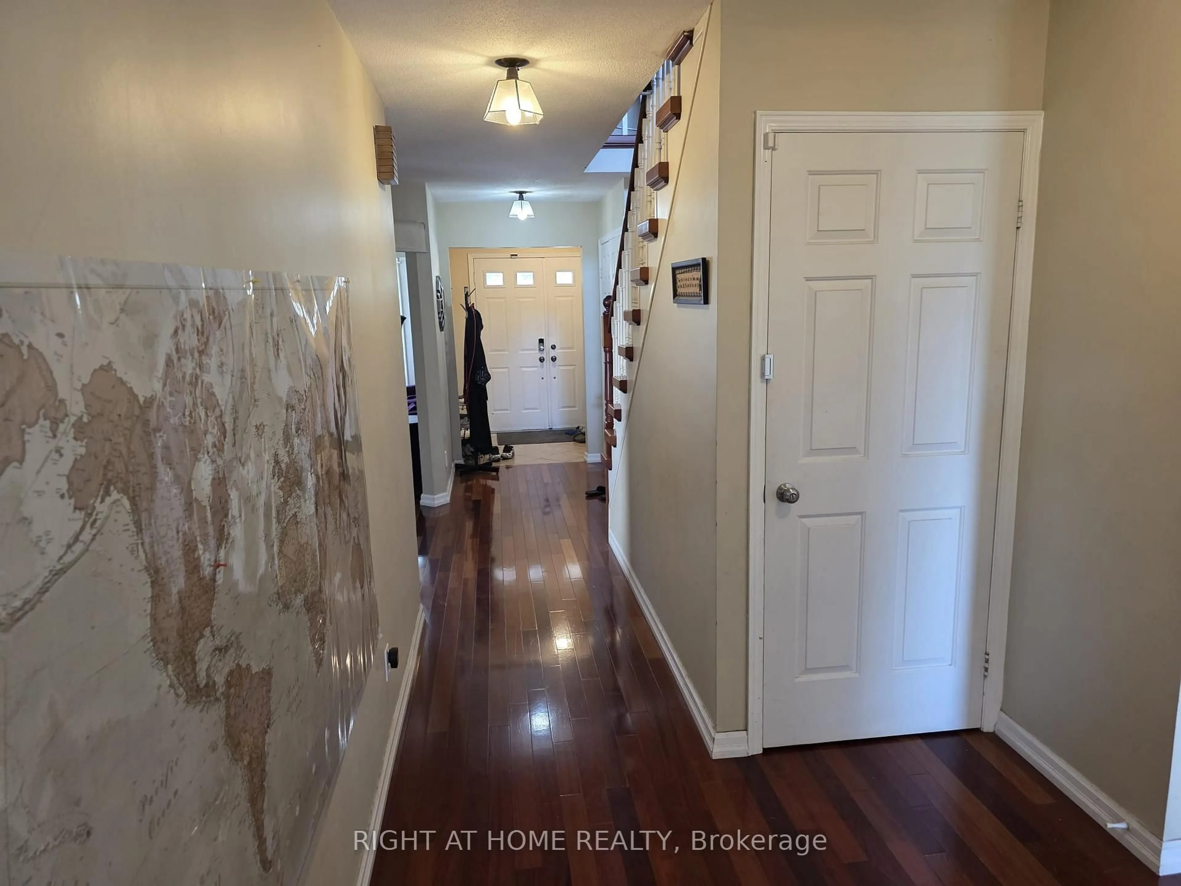Indoor entryway for 15 Lorilee Cres, Kitchener Ontario N2N 2J4