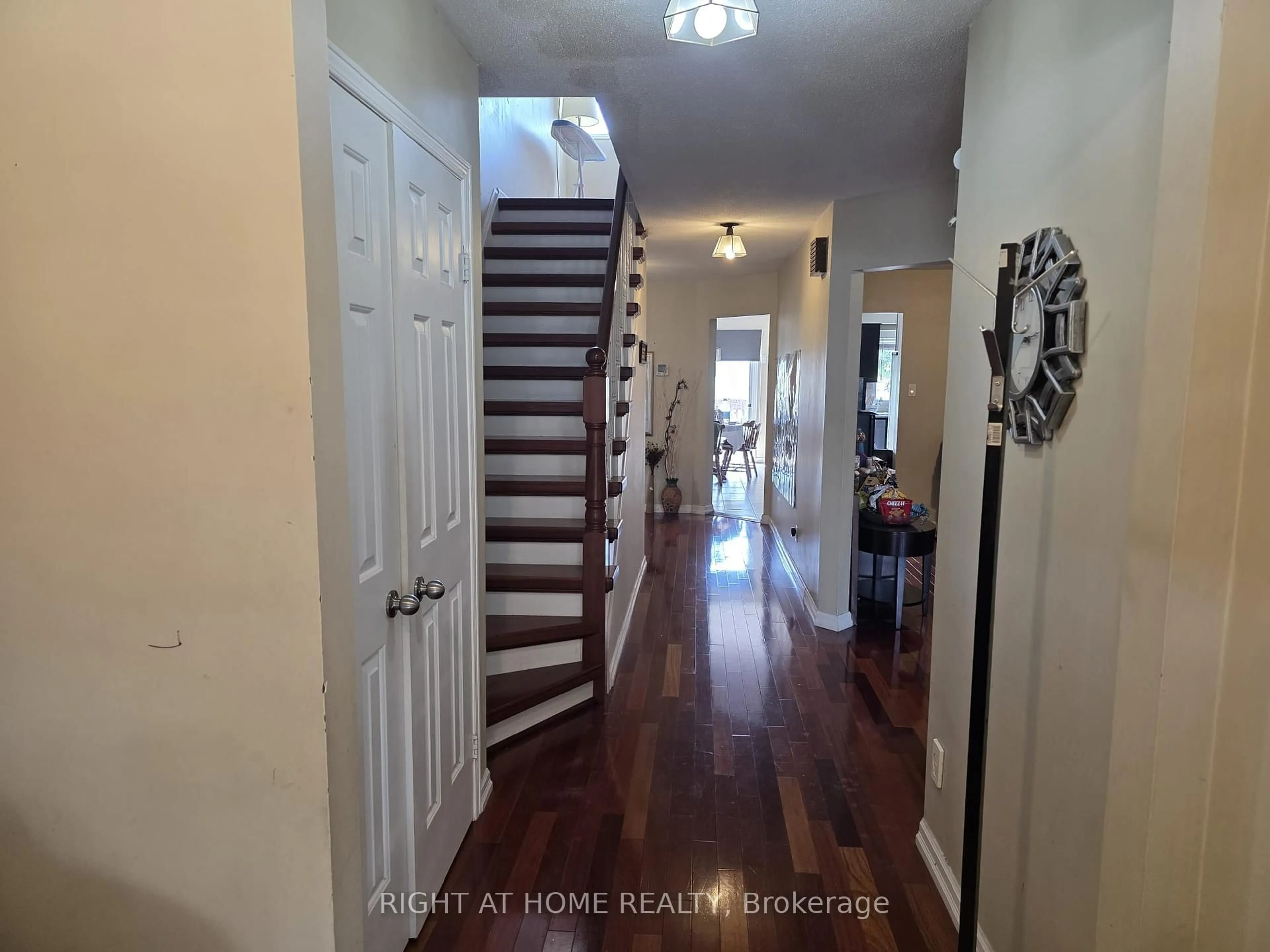Indoor entryway for 15 Lorilee Cres, Kitchener Ontario N2N 2J4