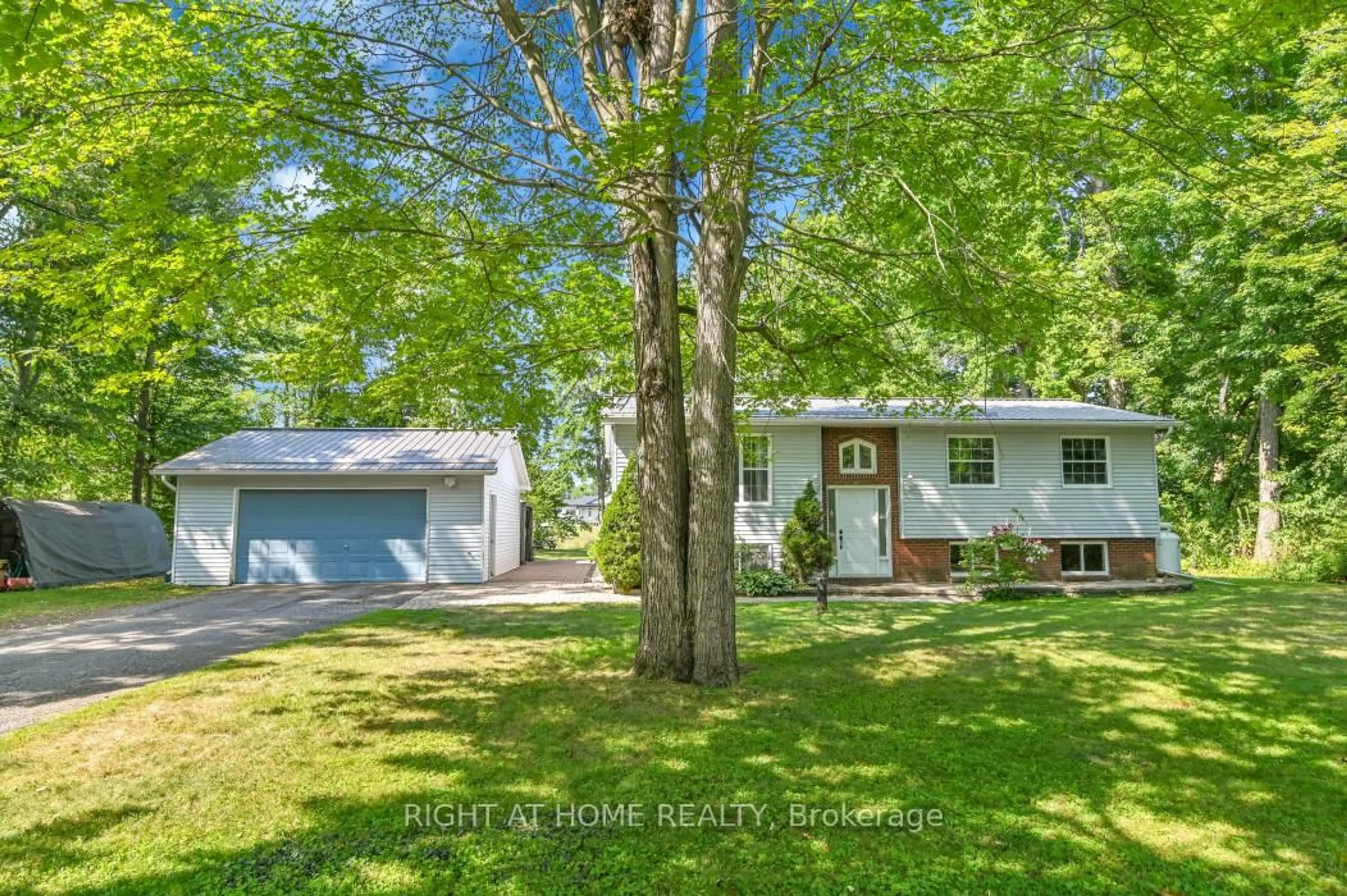Home with vinyl exterior material, unknown for 1696 Christina Cres, North Dundas Ontario K0E 1S0