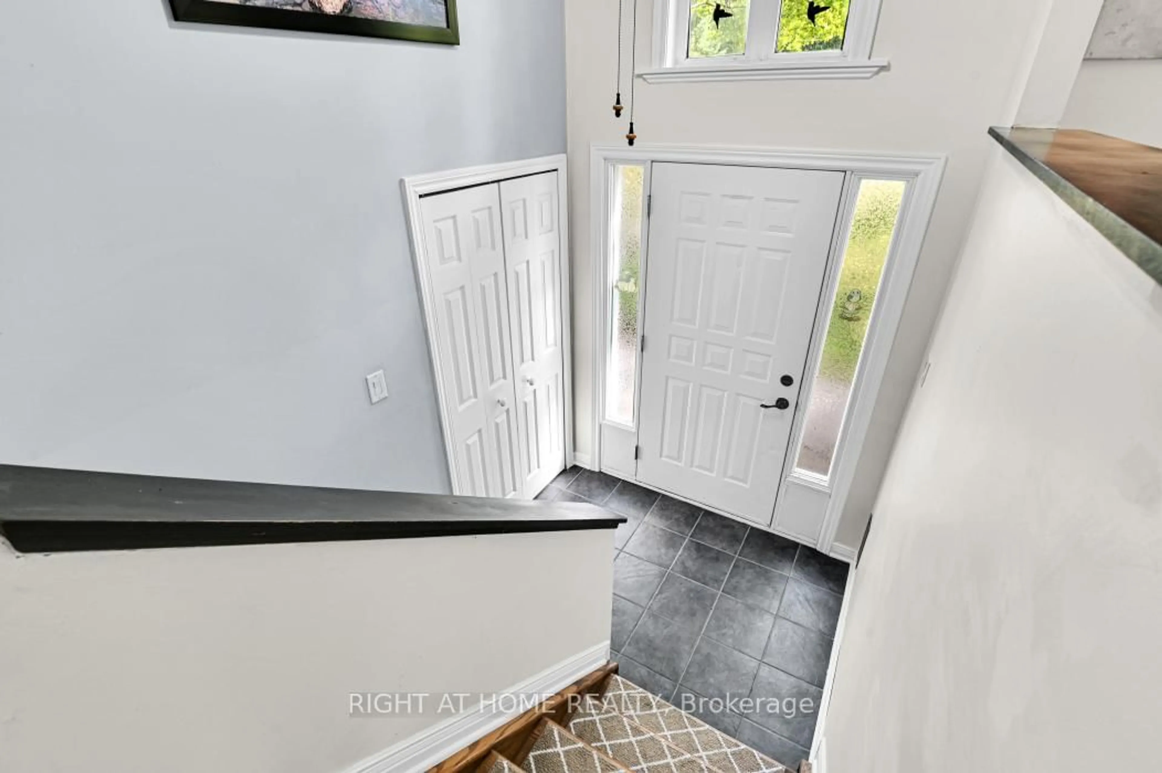 Indoor entryway for 1696 Christina Cres, North Dundas Ontario K0E 1S0