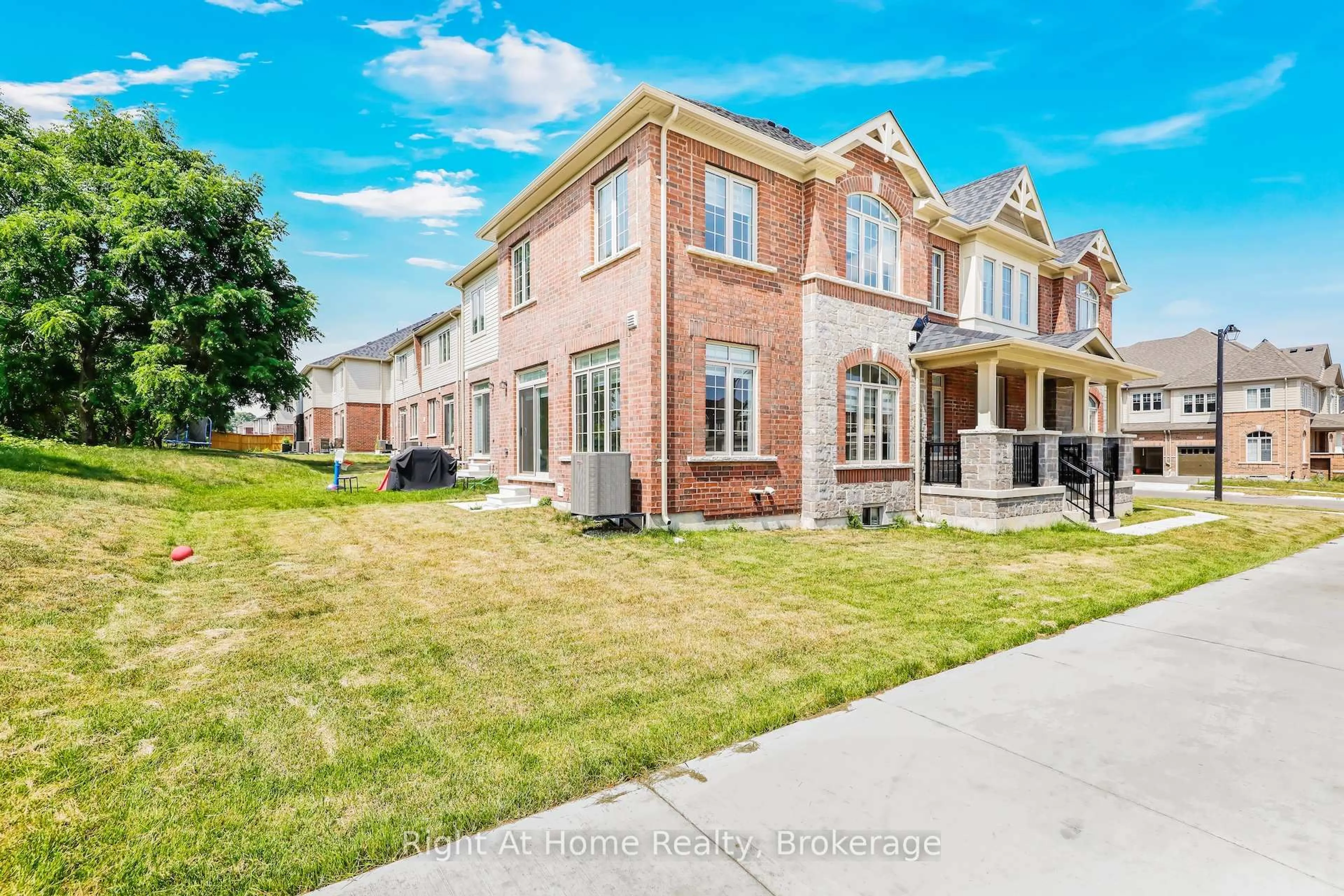 A pic from outside/outdoor area/front of a property/back of a property/a pic from drone, street for 226 Broadacre Dr, Kitchener Ontario N2R 0S6