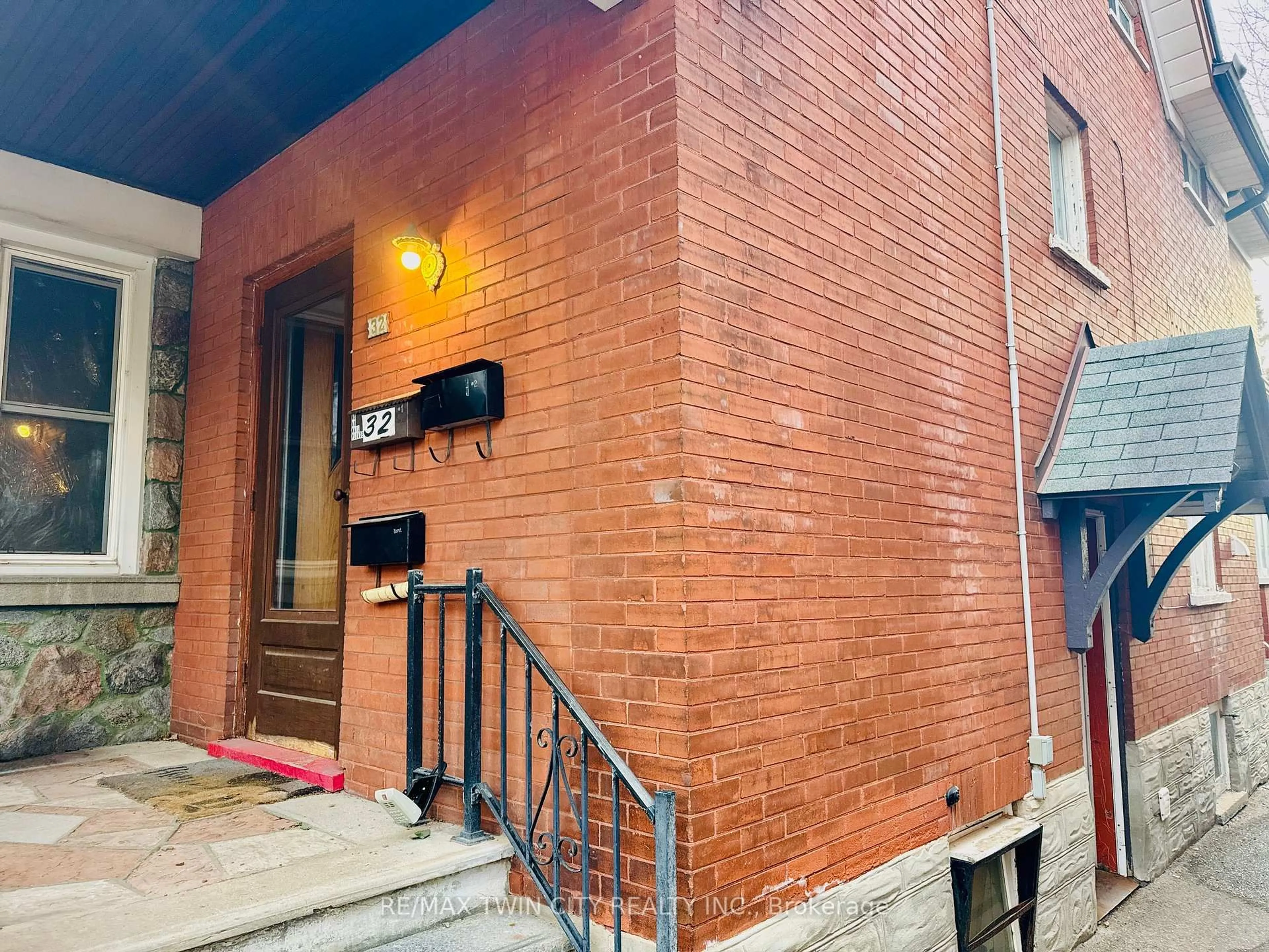 Unknown for 32 Simeon St, Kitchener Ontario N2H 1S1