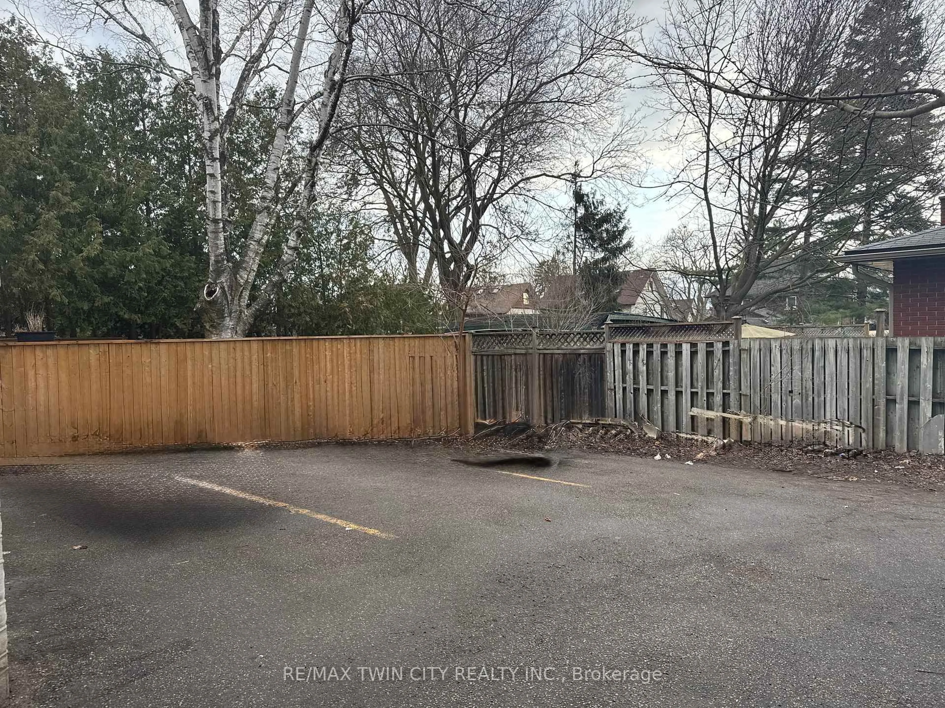 A pic from outside/outdoor area/front of a property/back of a property/a pic from drone, unknown for 32 Simeon St, Kitchener Ontario N2H 1S1