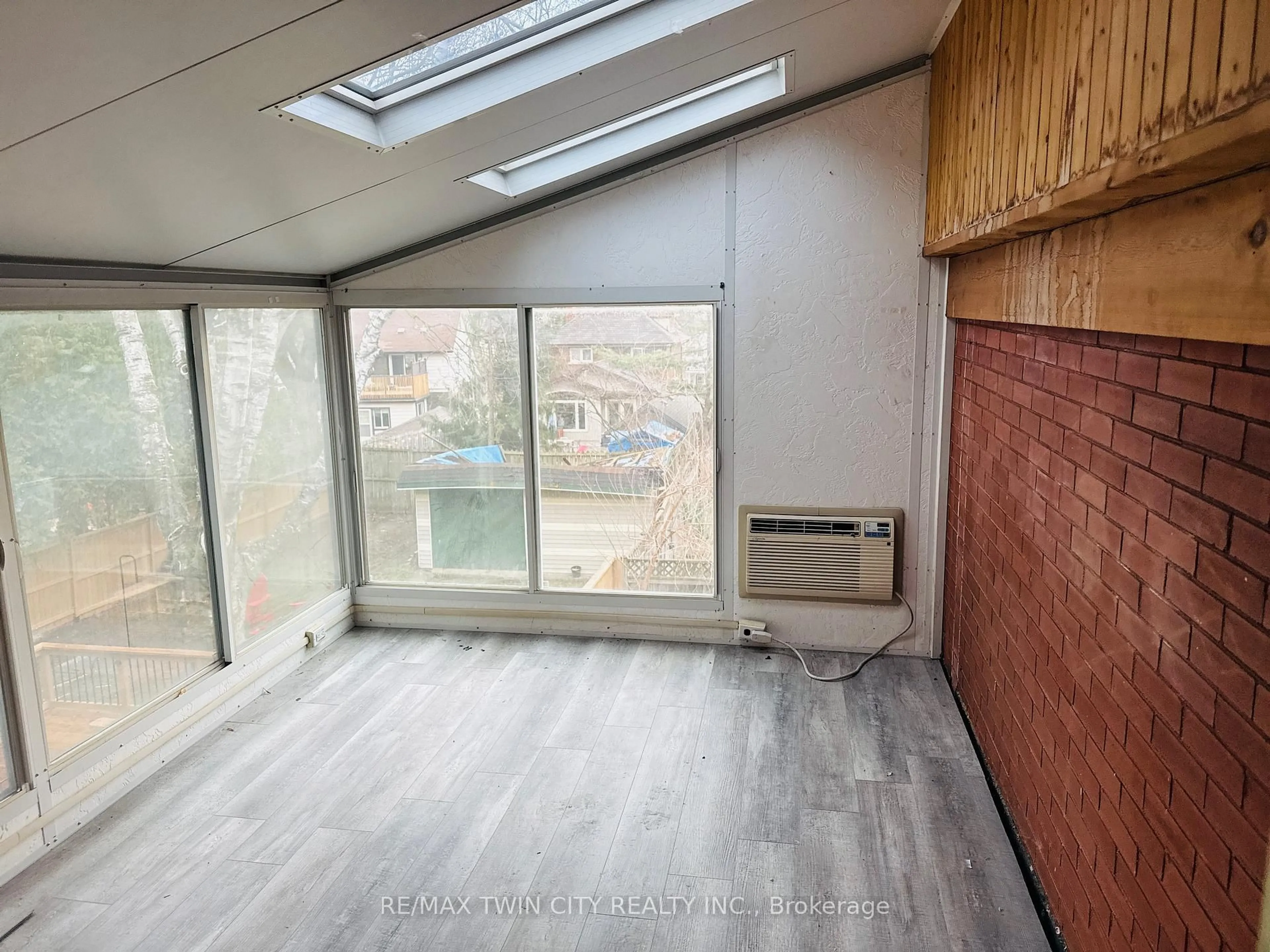 A pic of a room for 32 Simeon St, Kitchener Ontario N2H 1S1