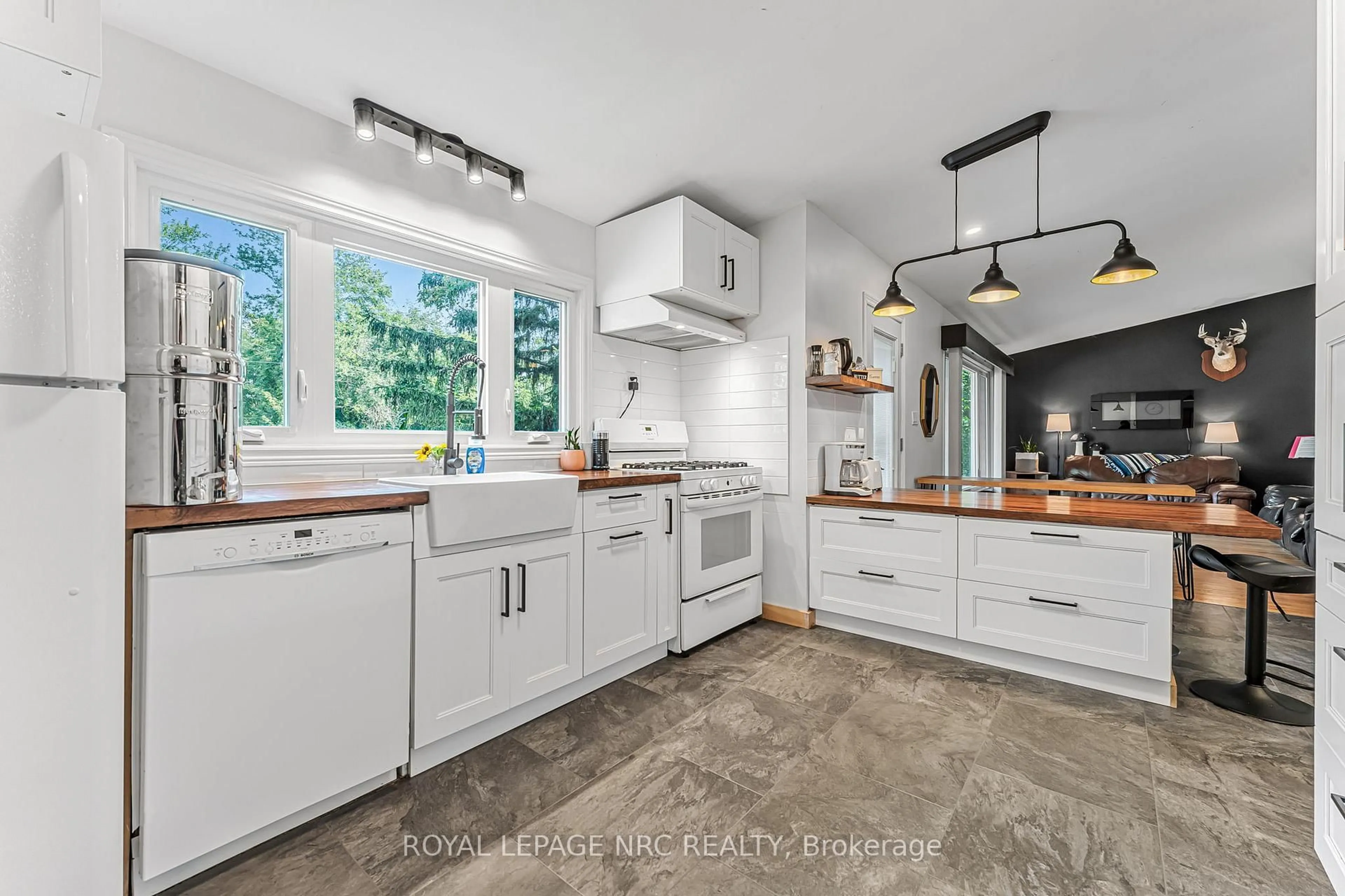 Open concept kitchen, ceramic/tile floor for 5277 SHERKSTON Rd, Fort Erie Ontario L0S 1R0