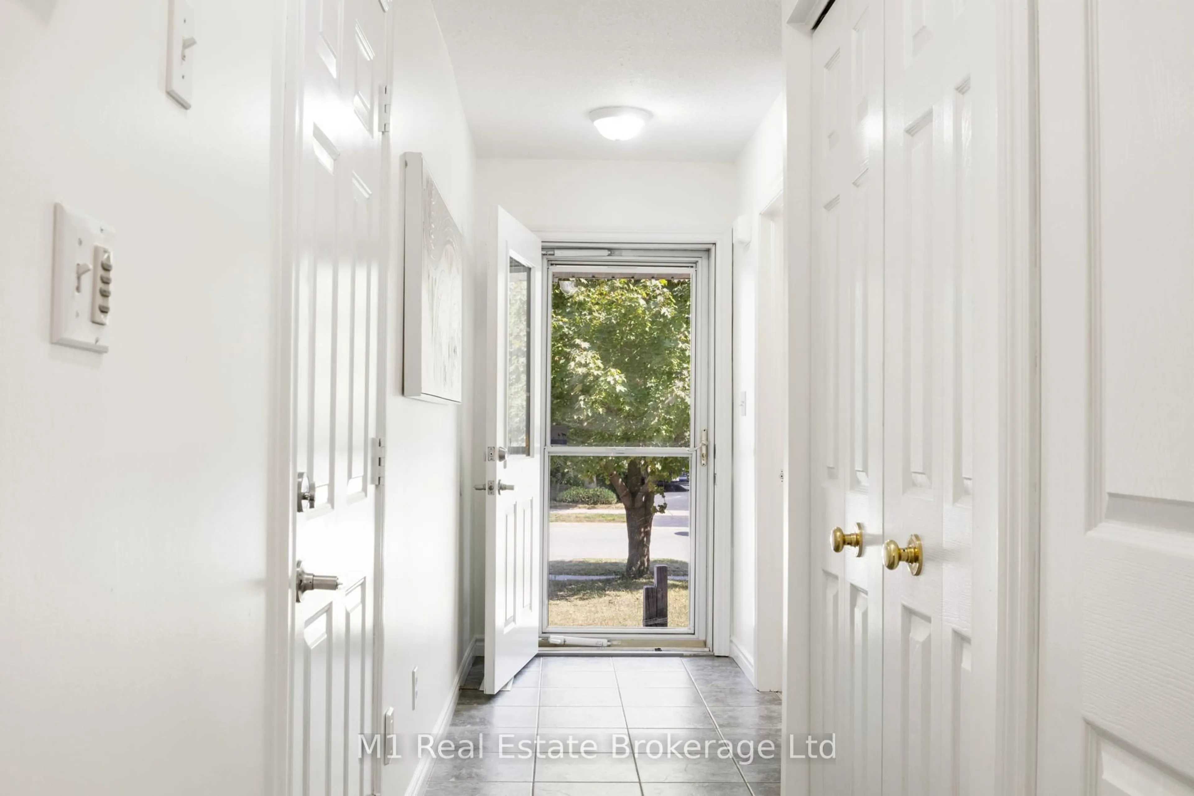 Indoor entryway for 710 Denny Gate, Centre Wellington Ontario N1M 3S1