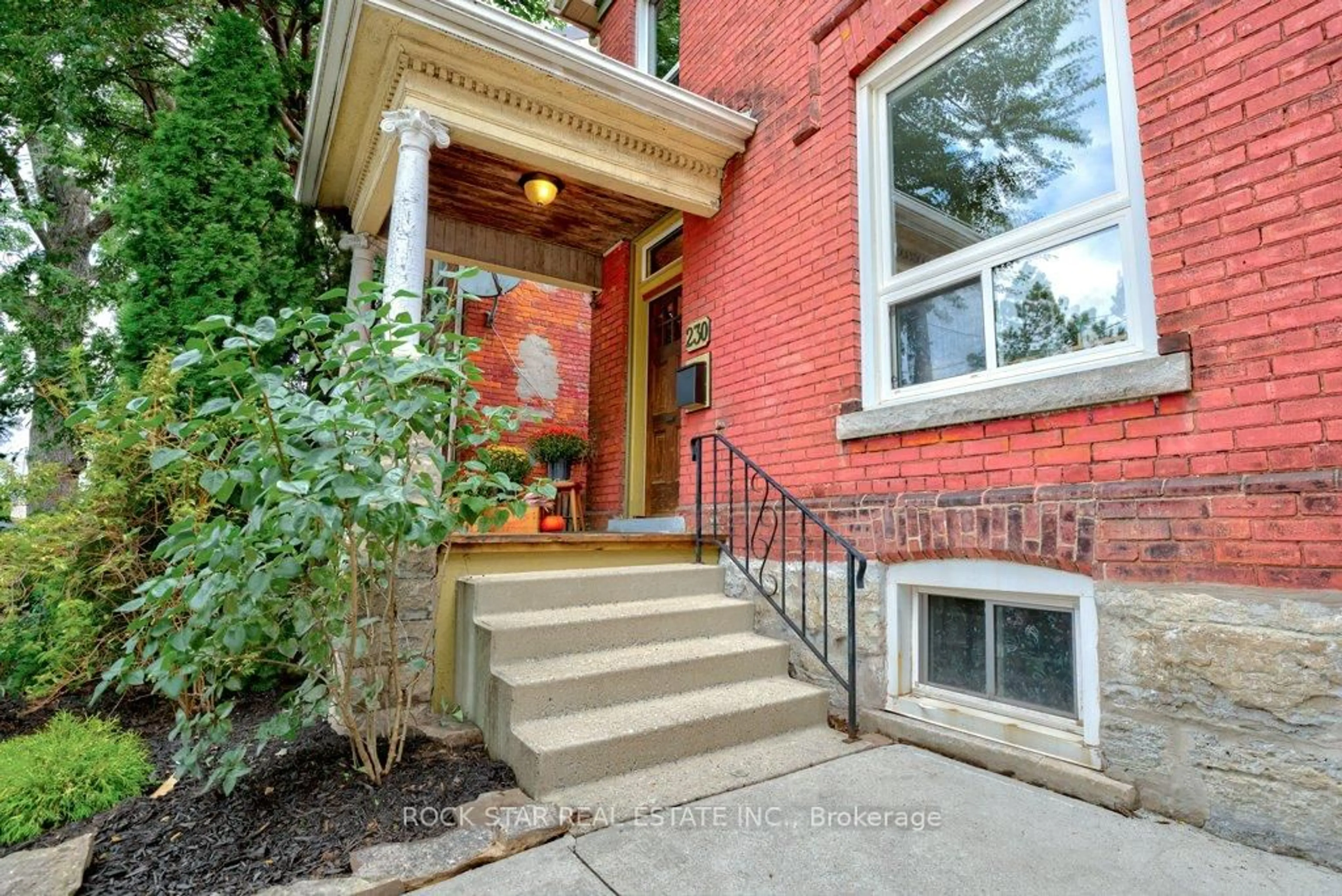 Unknown for 230 Mary St, Hamilton Ontario L8L 4W1