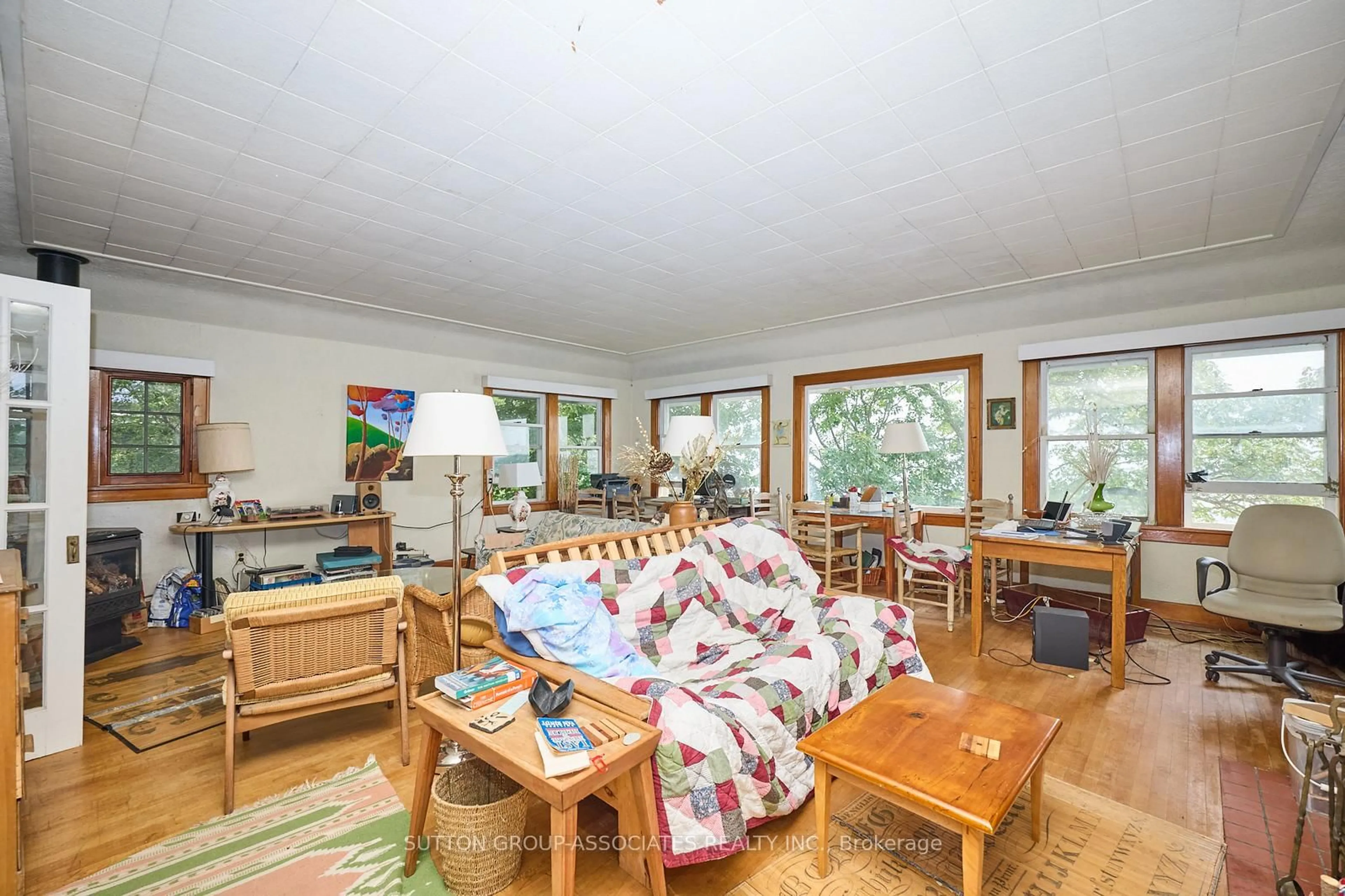 Living room with furniture, unknown for 10427 Lakeshore Rd, Wainfleet Ontario L3K 5V4