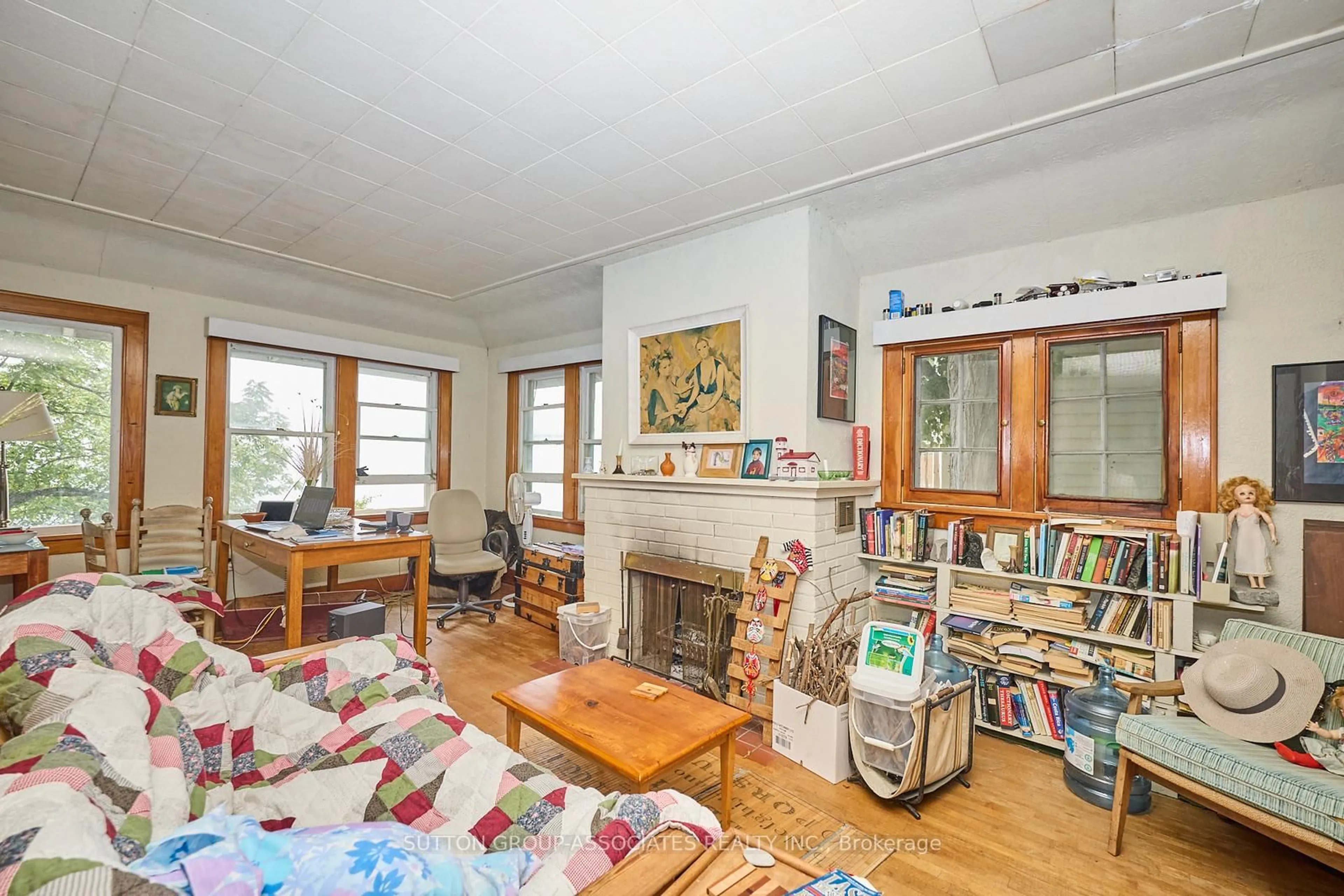Living room with furniture, unknown for 10427 Lakeshore Rd, Wainfleet Ontario L3K 5V4