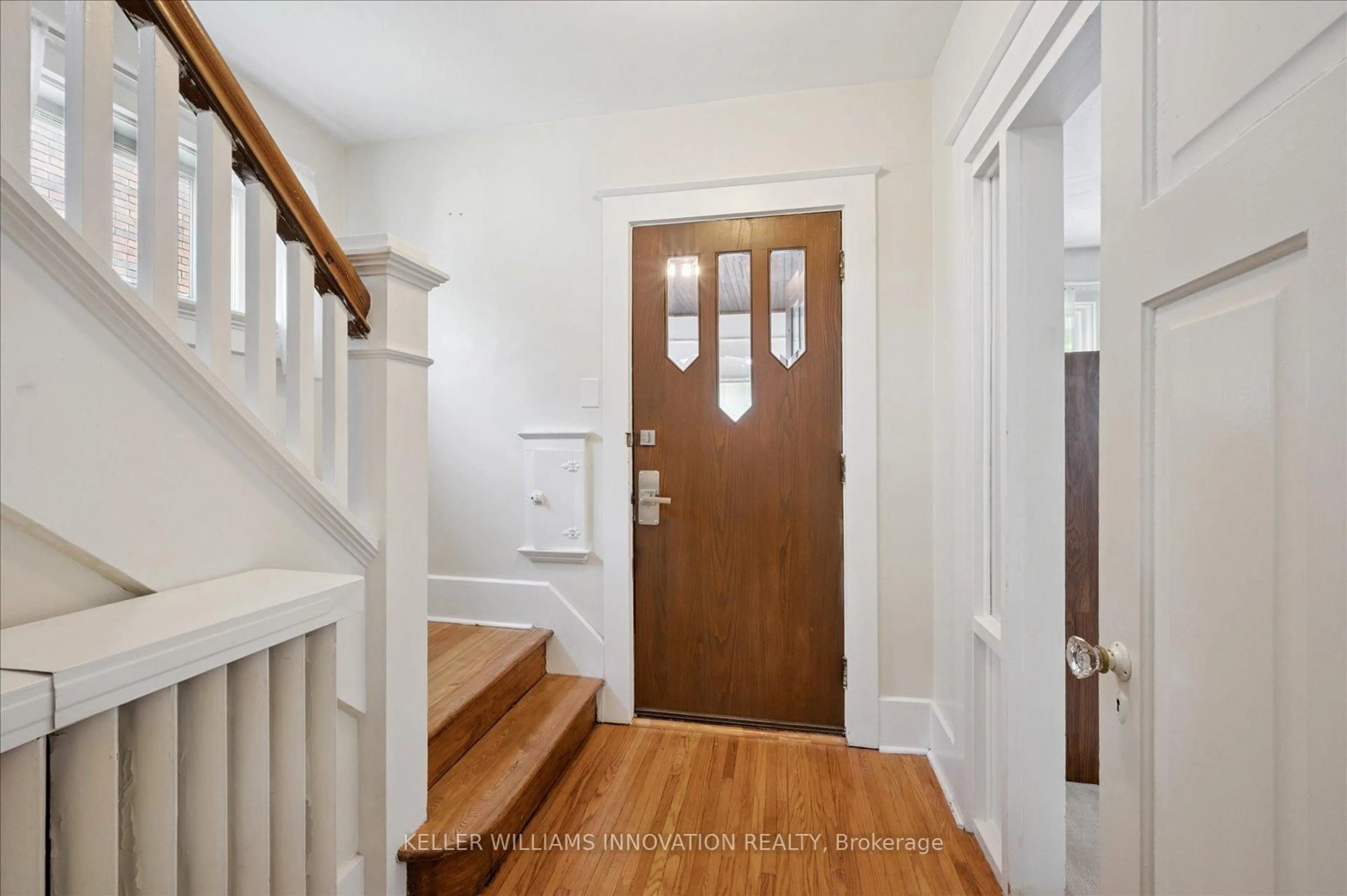 Indoor entryway for 156 Union Blvd, Kitchener Ontario N2M 2S4