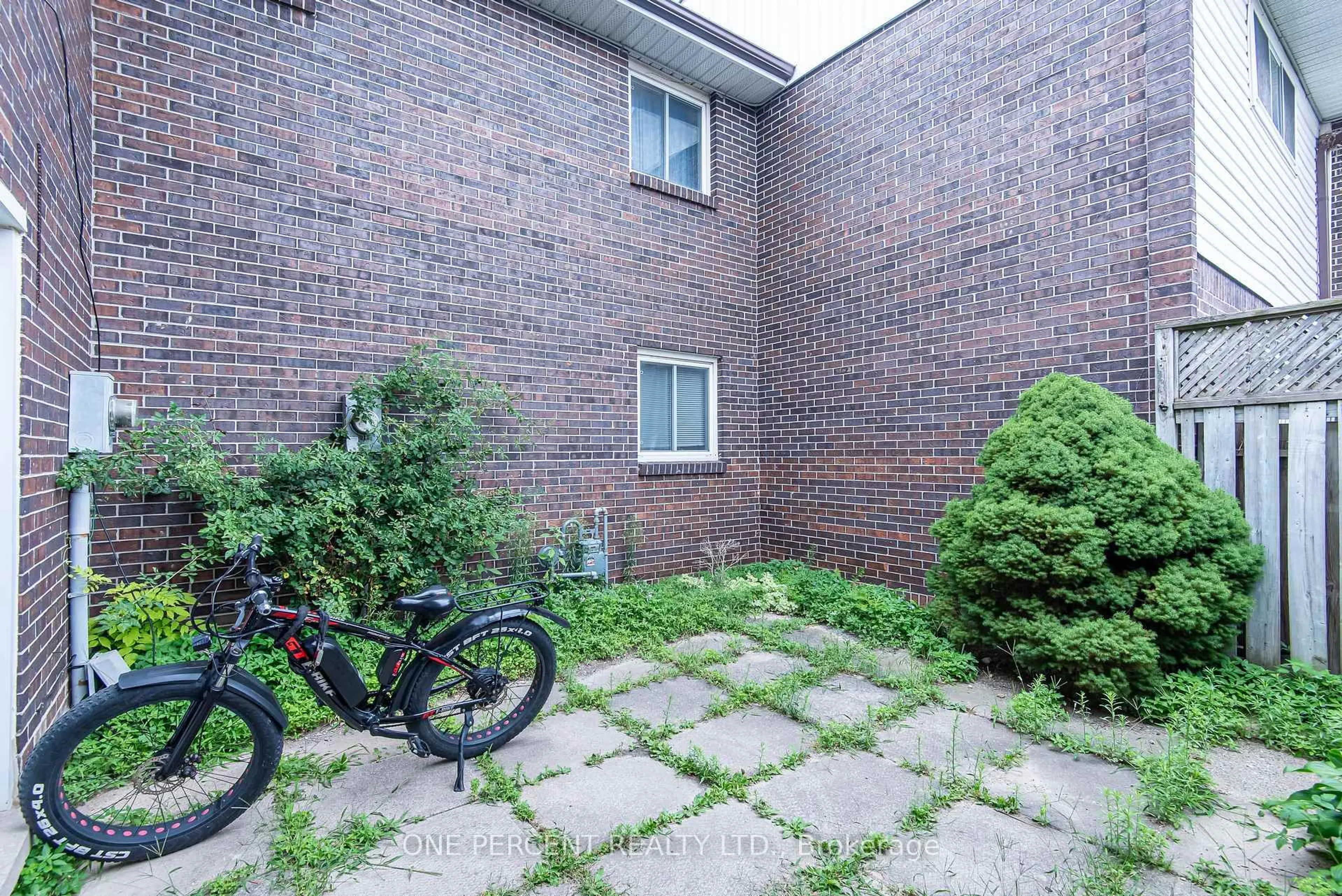 Patio, street for 31 Greengate Rd #230, Guelph Ontario N1H 6R3