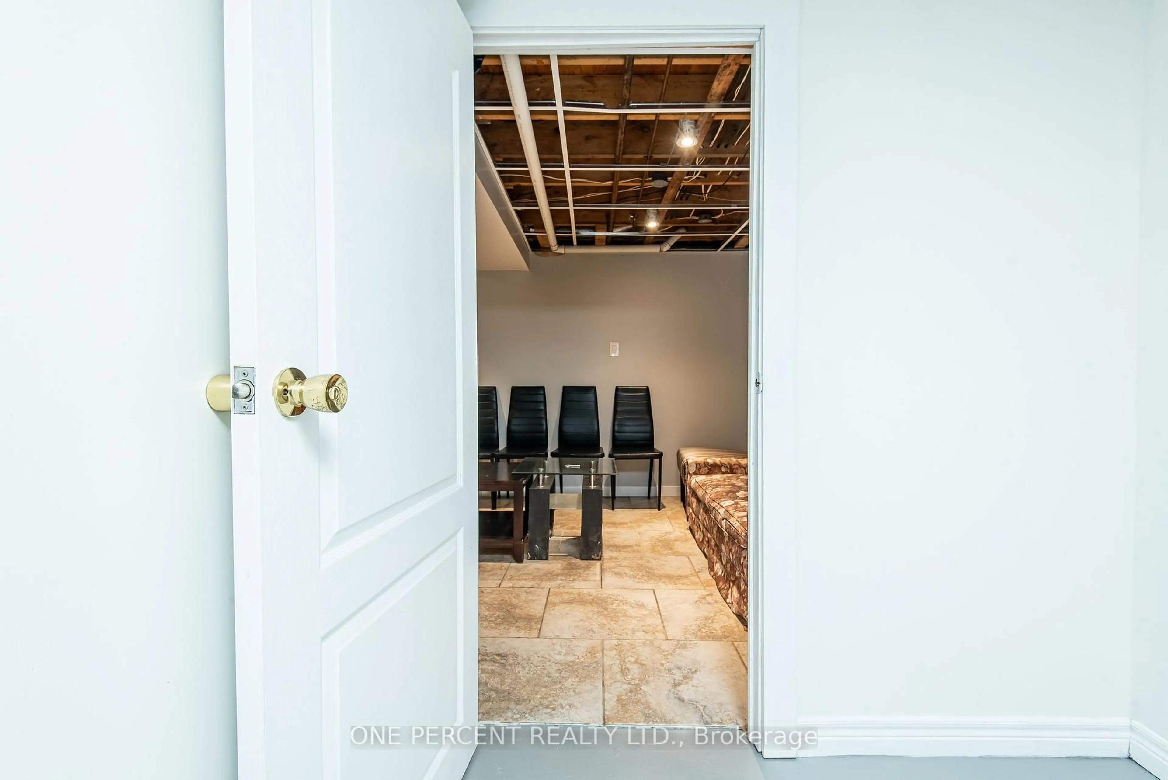 Indoor entryway for 31 Greengate Rd #230, Guelph Ontario N1H 6R3